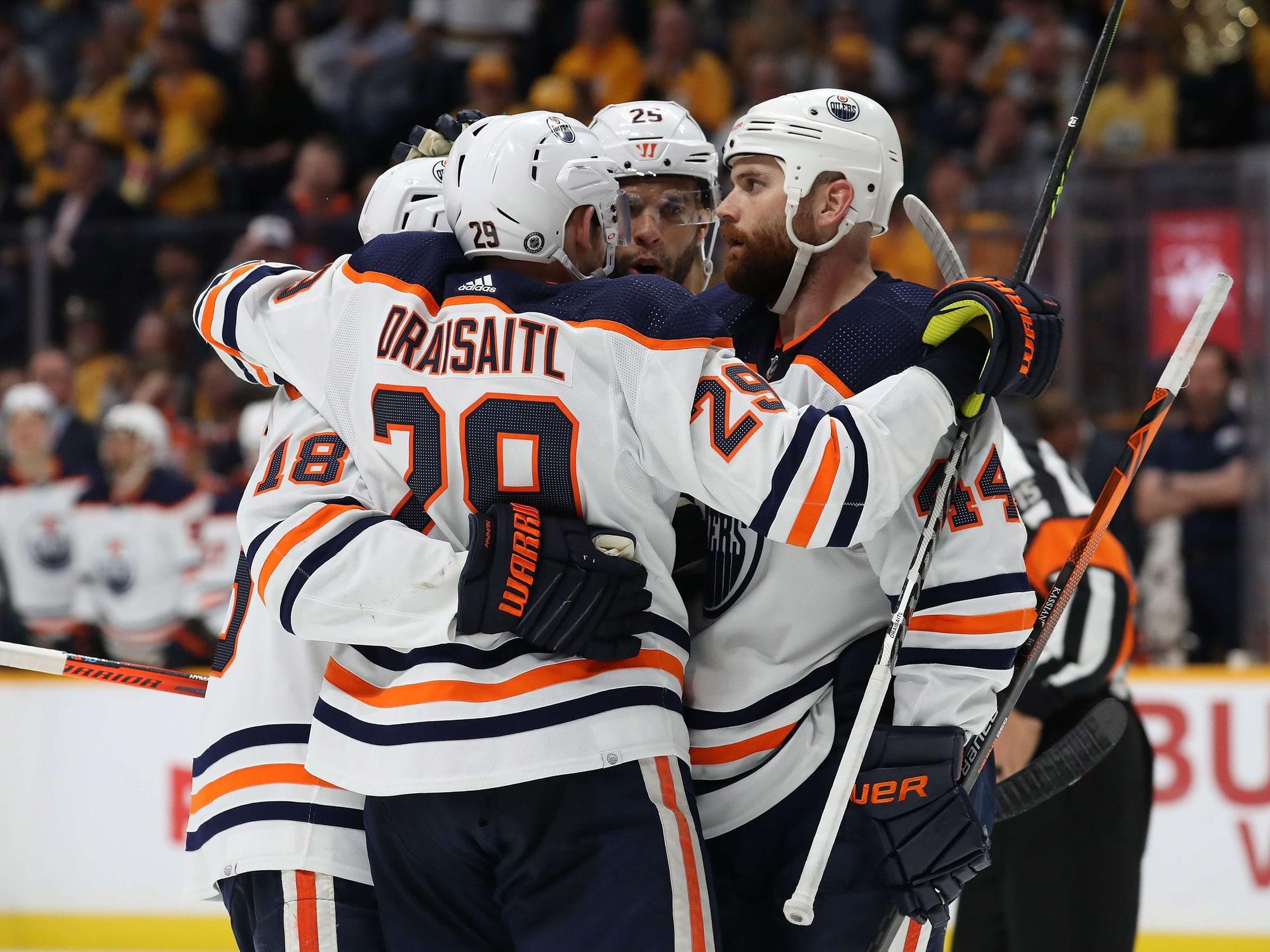 Leon Draisaitl #29, Zach Hyman #18, Zack Kassian #44 und Darnell Nurse #25 von den Edmonton Oilers feiern nach einem Tor.
