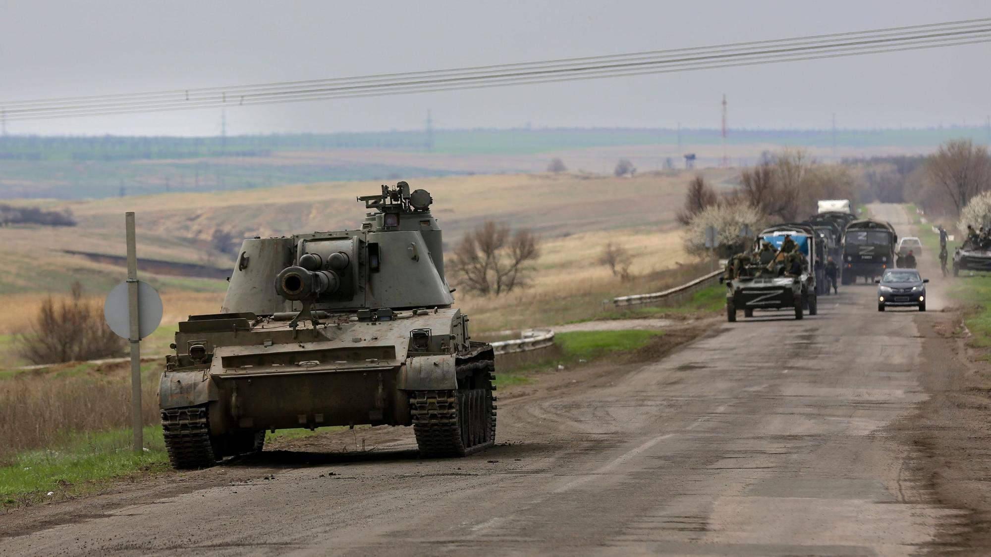 Russland gab bekannt, dass die seit Wochen umkämpfte Hafenstadt Mariupol eingenommen wurde. Das Symbolfoto zeigt einen Panzer, der am 18. April 2022 in der Nähe von Mariupol fährt.