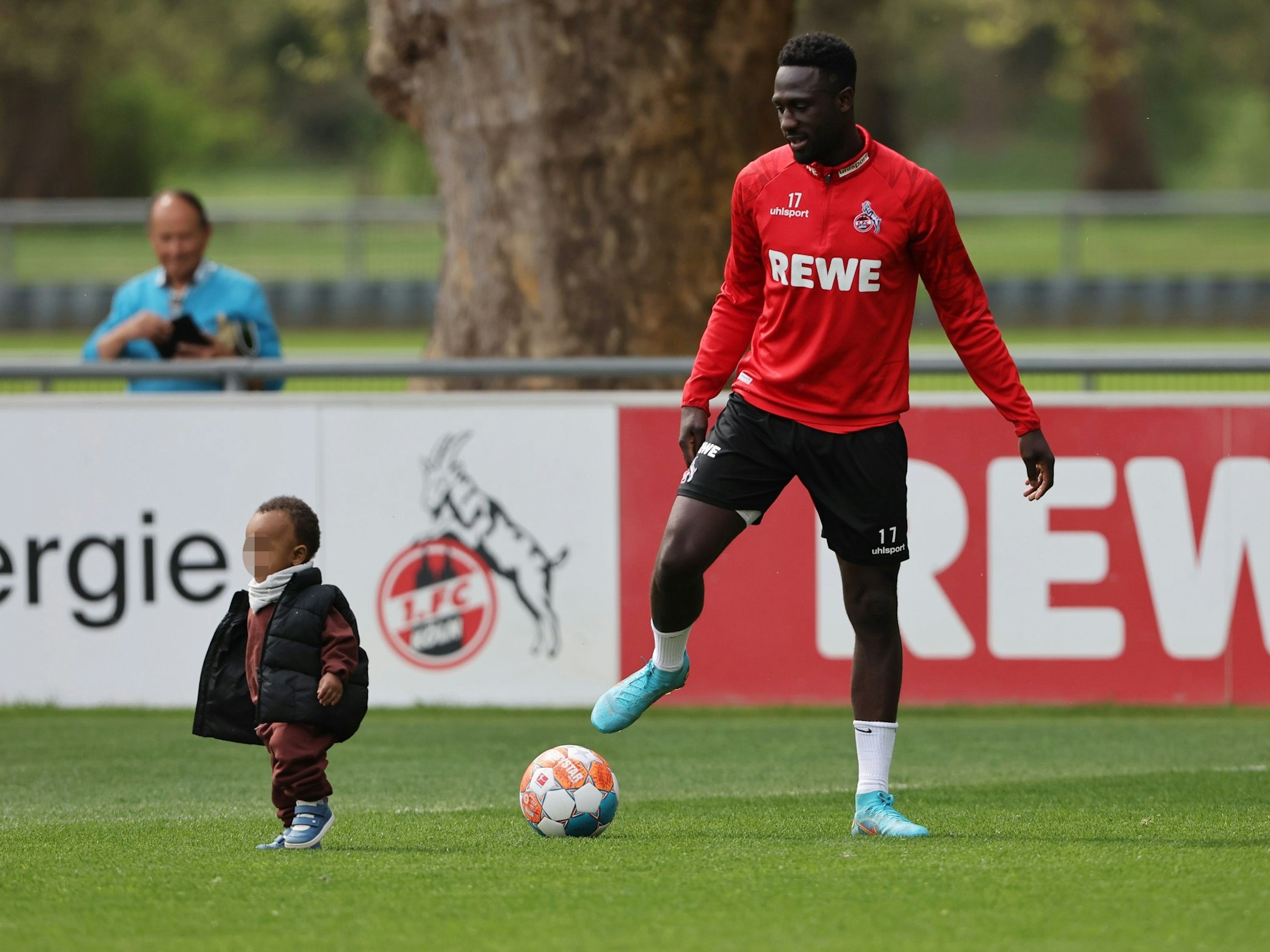 Kingsley Schindler spielt mit seinem Sohn Isaiah Fußball.