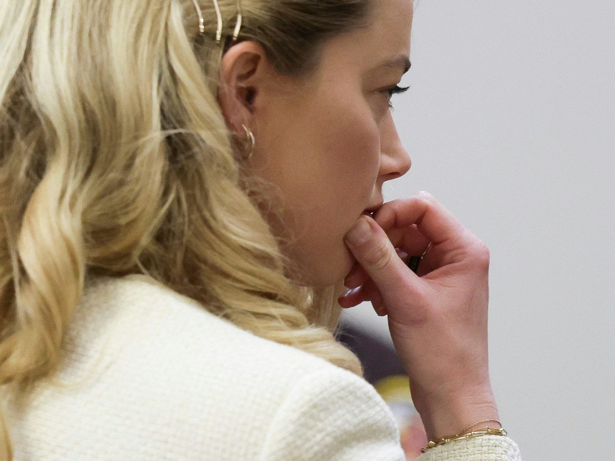 Amber Heard, hier am 20. April 2022, hört im cremefarbenem Blazer den Aussagen ihres Ex-Mannes aus wenigen Meter Entfernung fast regungslos zu.