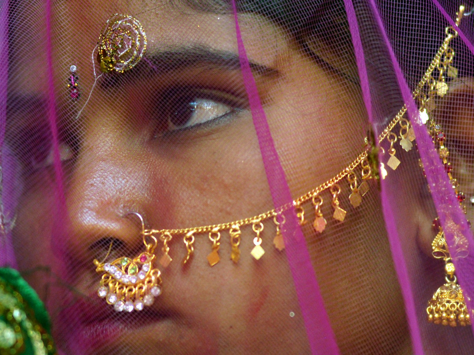 Ein indisches Mädchen, aufgenommen bei seiner Hochzeit am 11. März 2012 im Dorf Vadia, rund 250 Kilometer von Ahmedabad. In Indien berichtet die Kinderhilfsorganisation Childline, dass sie 2020 landesweit 20000 Kinderehen gestoppt habe.