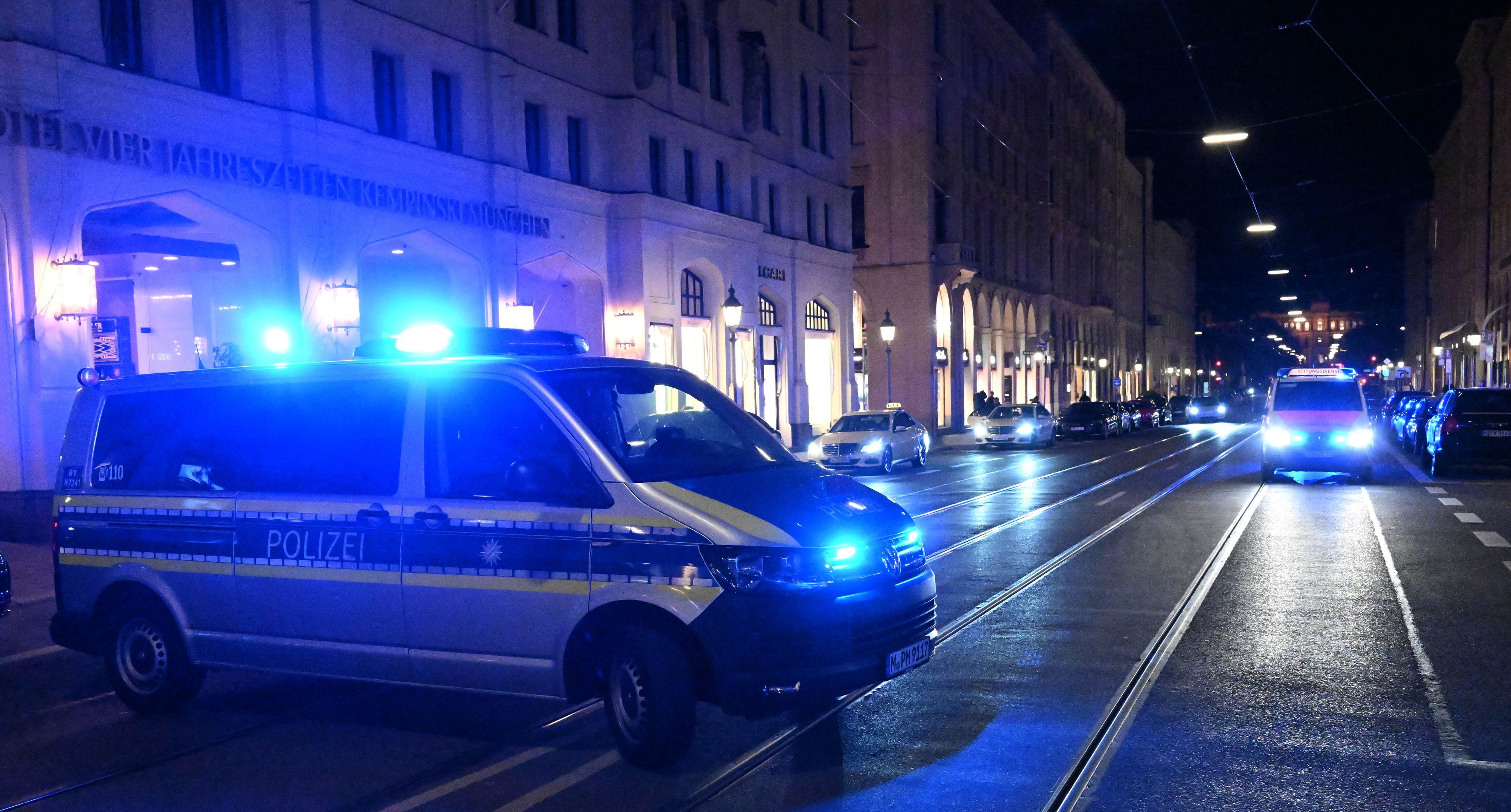 Polizeiautos und ein Auto vom Rettungsdienst stehen mit Blaulicht in der Maximilansstraße in der Landeshauptstadt.