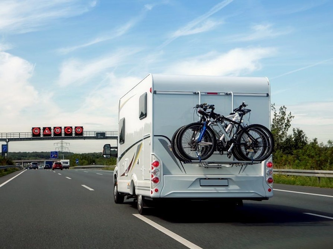Ein Wohnmobil fährt über die Autobahn.