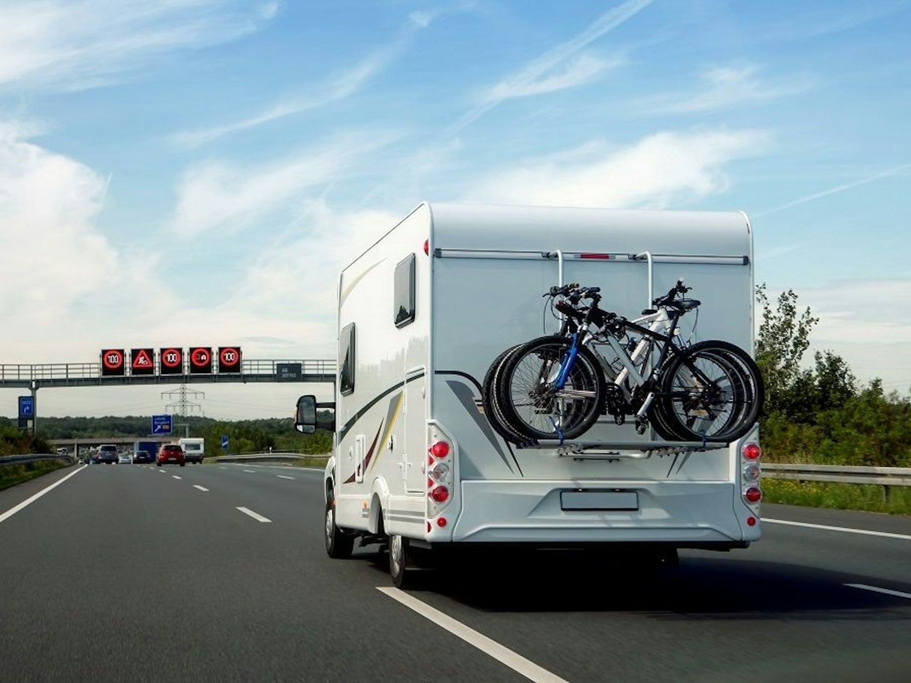 Ein Wohnmobil fährt über die Autobahn.