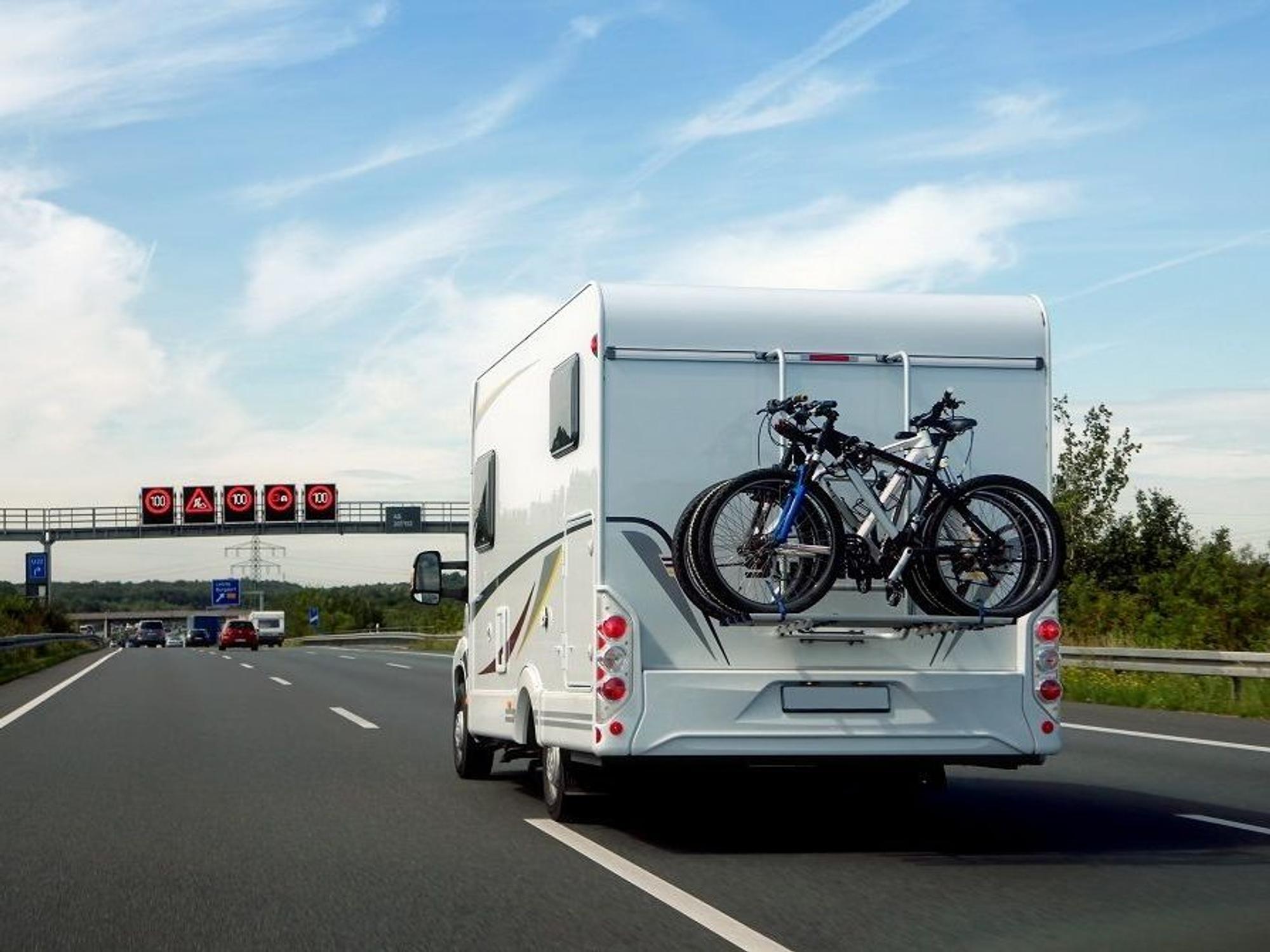 Ein Wohnmobil fährt über die Autobahn.