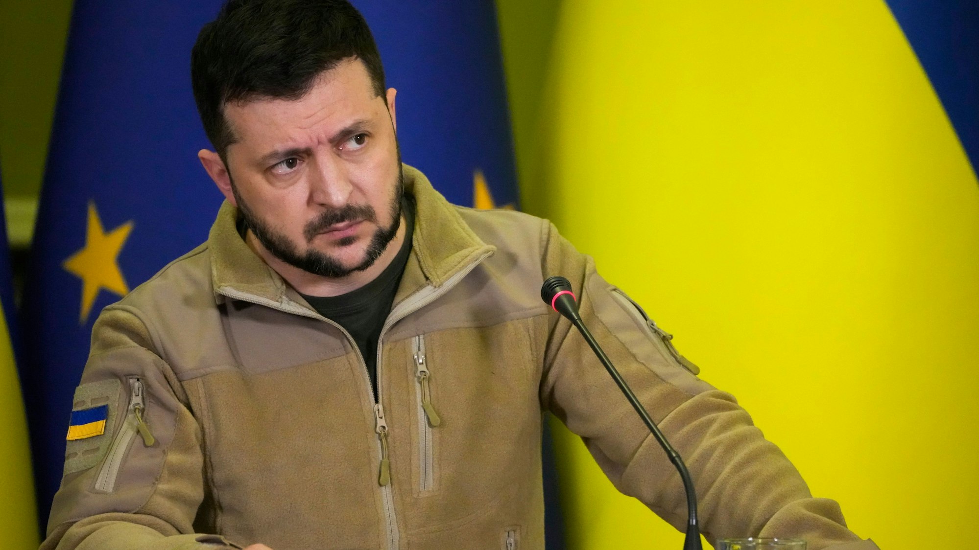 Wolodymyr Selenskyj, Präsident der Ukraine, nimmt am 20. April 2022 an einer Pressekonferenz mit dem Präsidenten des Europäischen Rates Michel nach ihrem gemeinsamen Treffen teil.