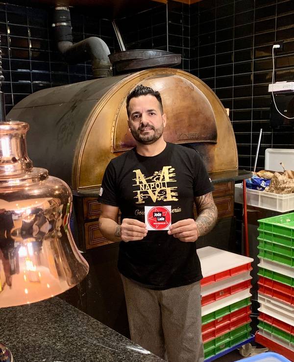 Made in Napoli-Besitzer Ottavio Maltempo hält das Jode Lade-Gütesiegel in die Kamera.