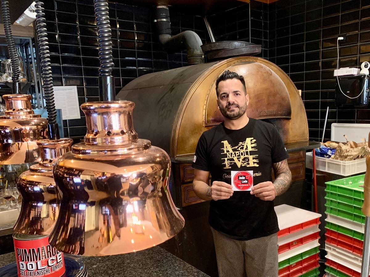 Made in Napoli-Besitzer Ottavio Maltempo hält das Jode Lade-Gütesiegel in die Kamera.