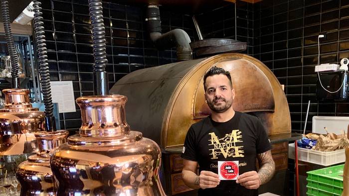 Made in Napoli-Besitzer Ottavio Maltempo hält das Jode Lade-Gütesiegel in die Kamera.
