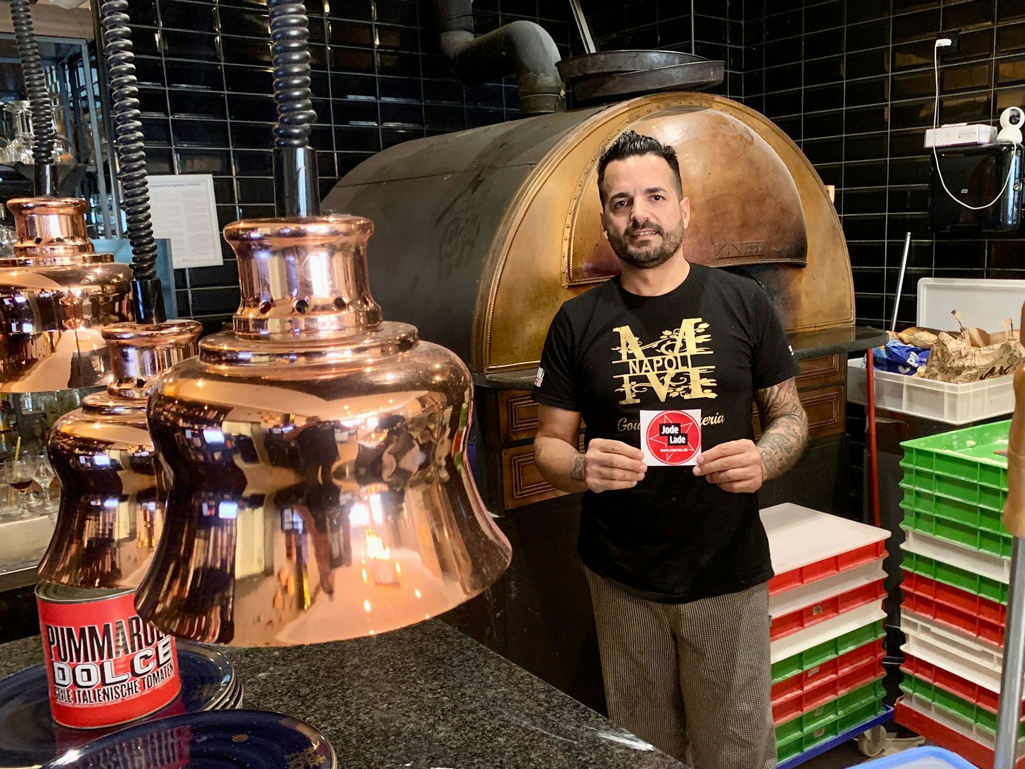 Made in Napoli-Besitzer Ottavio Maltempo hält das Jode Lade-Gütesiegel in die Kamera.