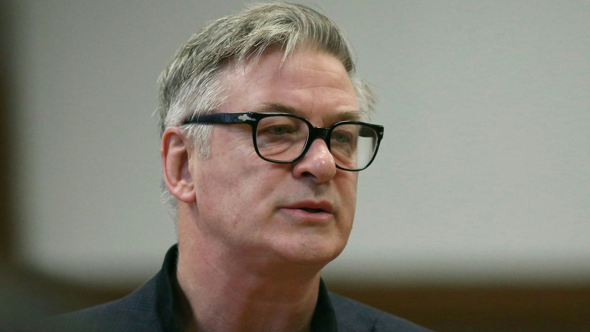 US-Schauspieler Alec Baldwin steht während eines Gerichtstermins in einem Gerichtssaal in New York. Baldwin musste wegen eines Parkplatz-Streits in New York erneut vor Gericht erscheinen.