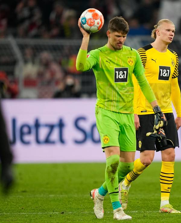 Gregor Kobel und Erling Haaland verlassen mit hängenden Köpfen den Platz.