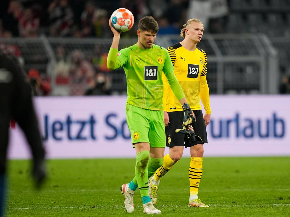 Gregor Kobel und Erling Haaland verlassen mit hängenden Köpfen den Platz.