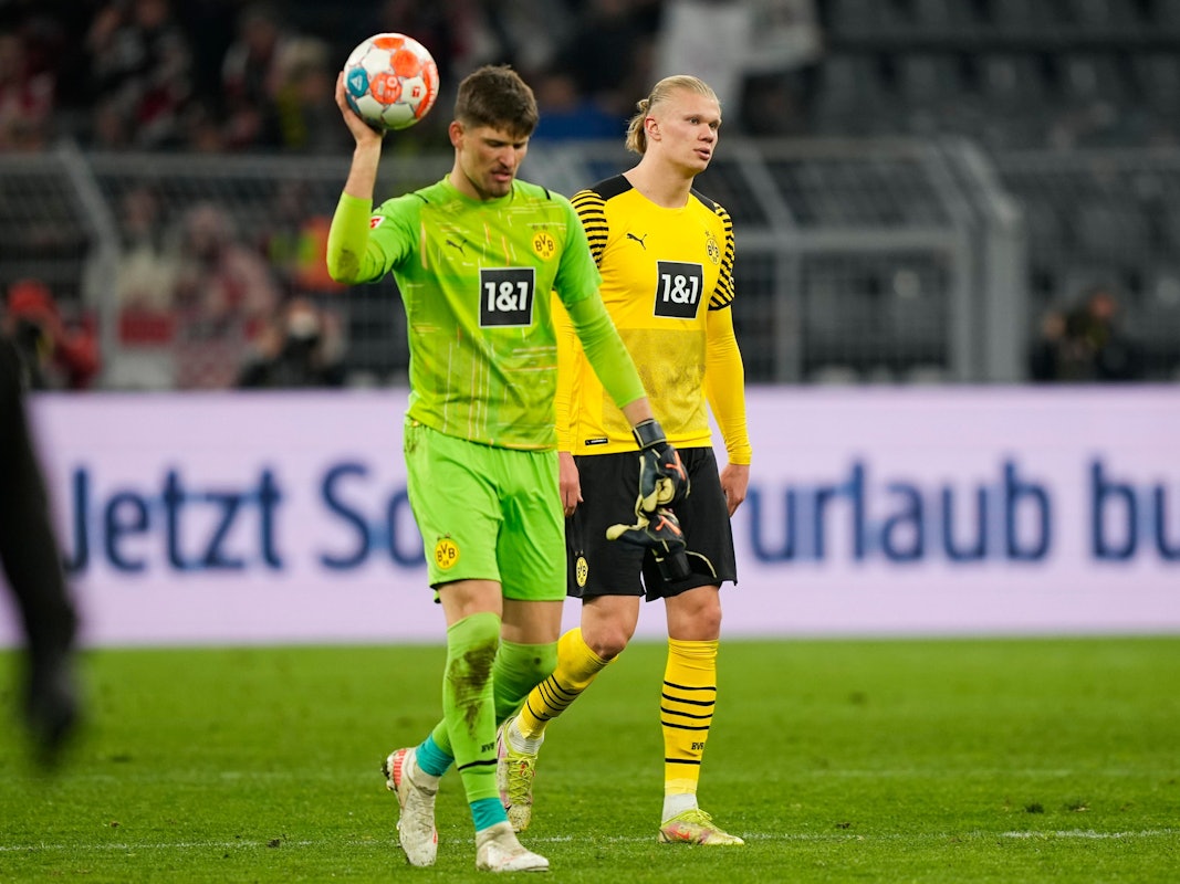 Gregor Kobel und Erling Haaland verlassen mit hängenden Köpfen den Platz.