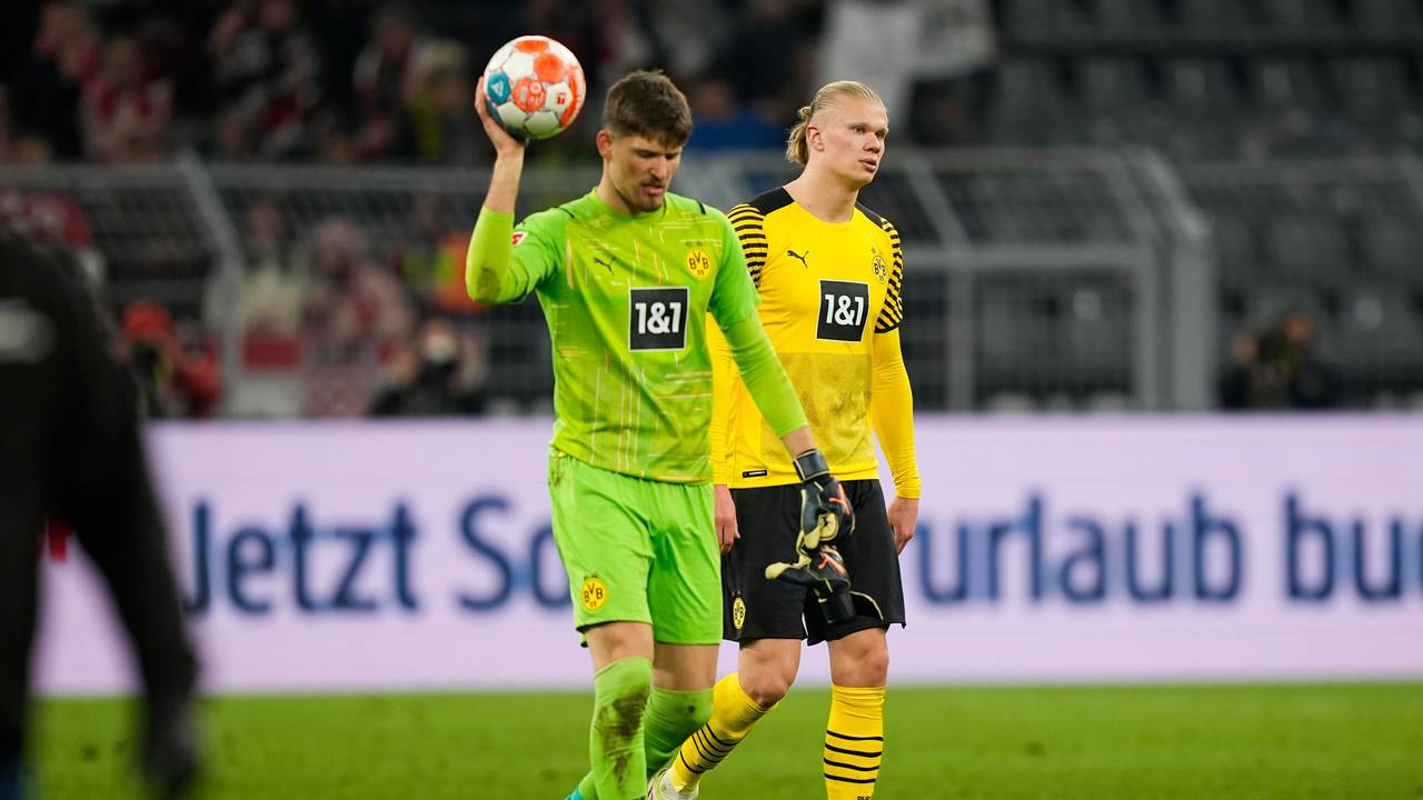 Gregor Kobel und Erling Haaland verlassen mit hängenden Köpfen den Platz.
