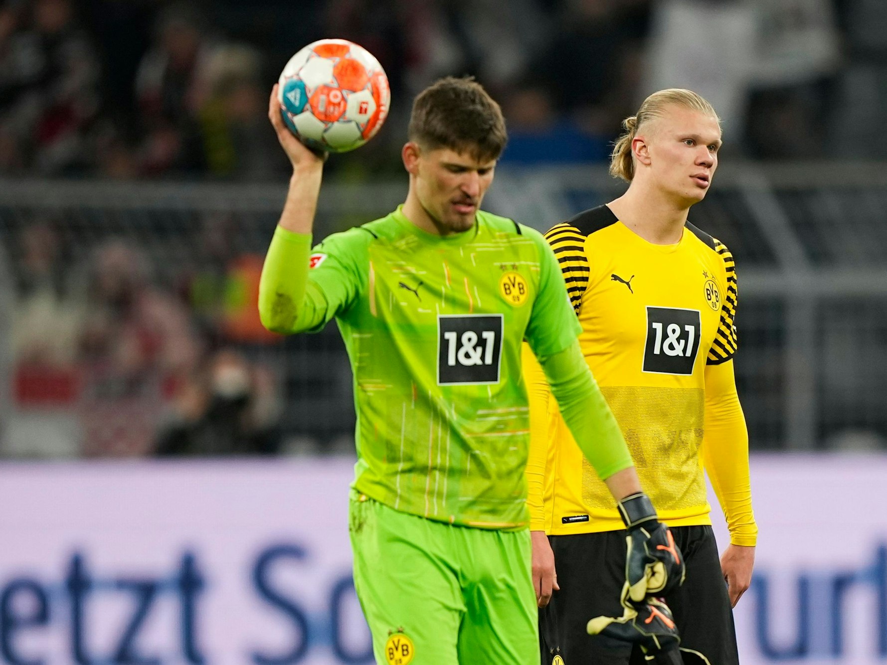 Gregor Kobel und Erling Haaland verlassen mit hängenden Köpfen den Platz.