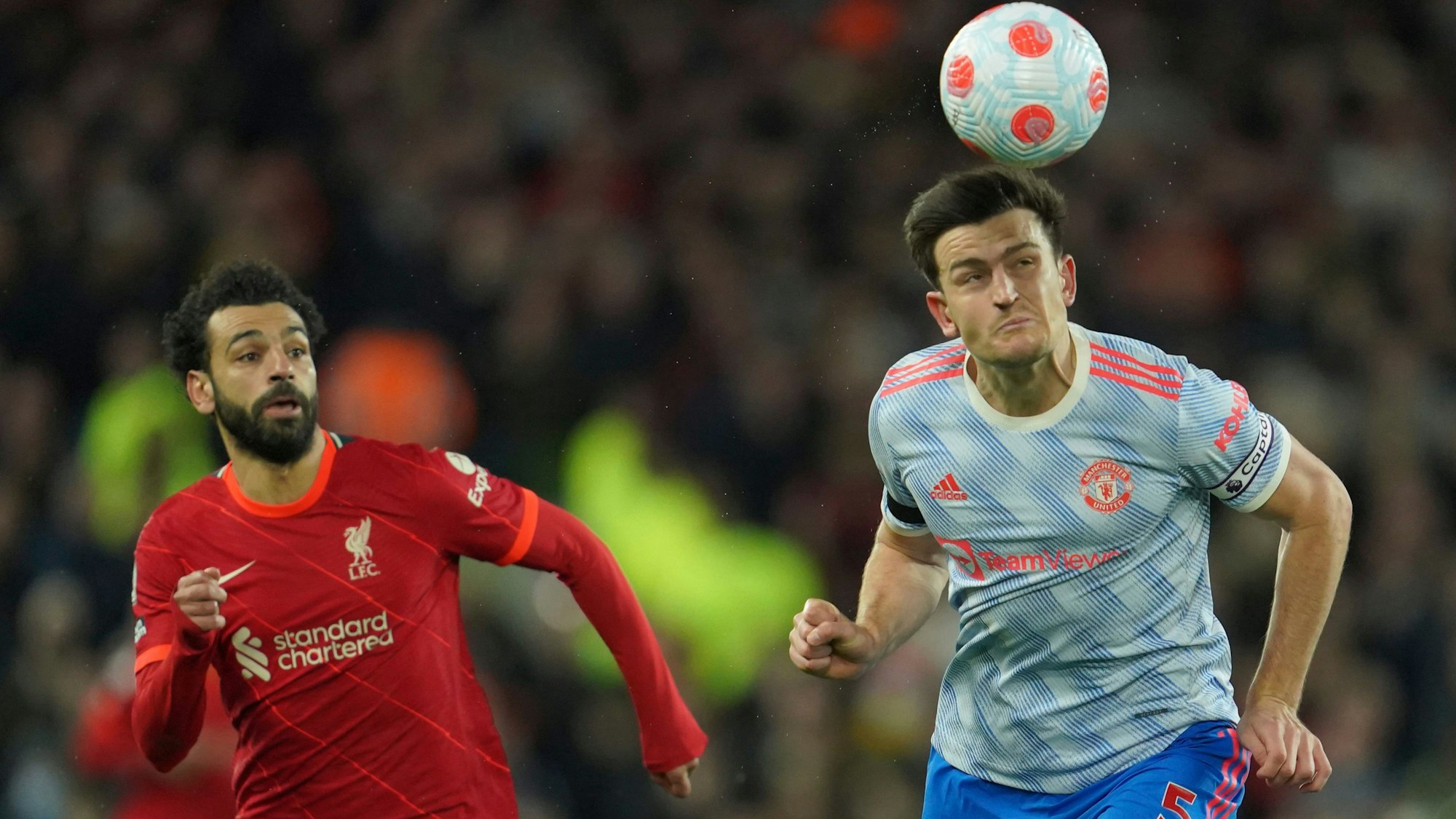 Mohamed Salah (l) vom FC Liverpool gegen Harry Maguire von Manchester United.