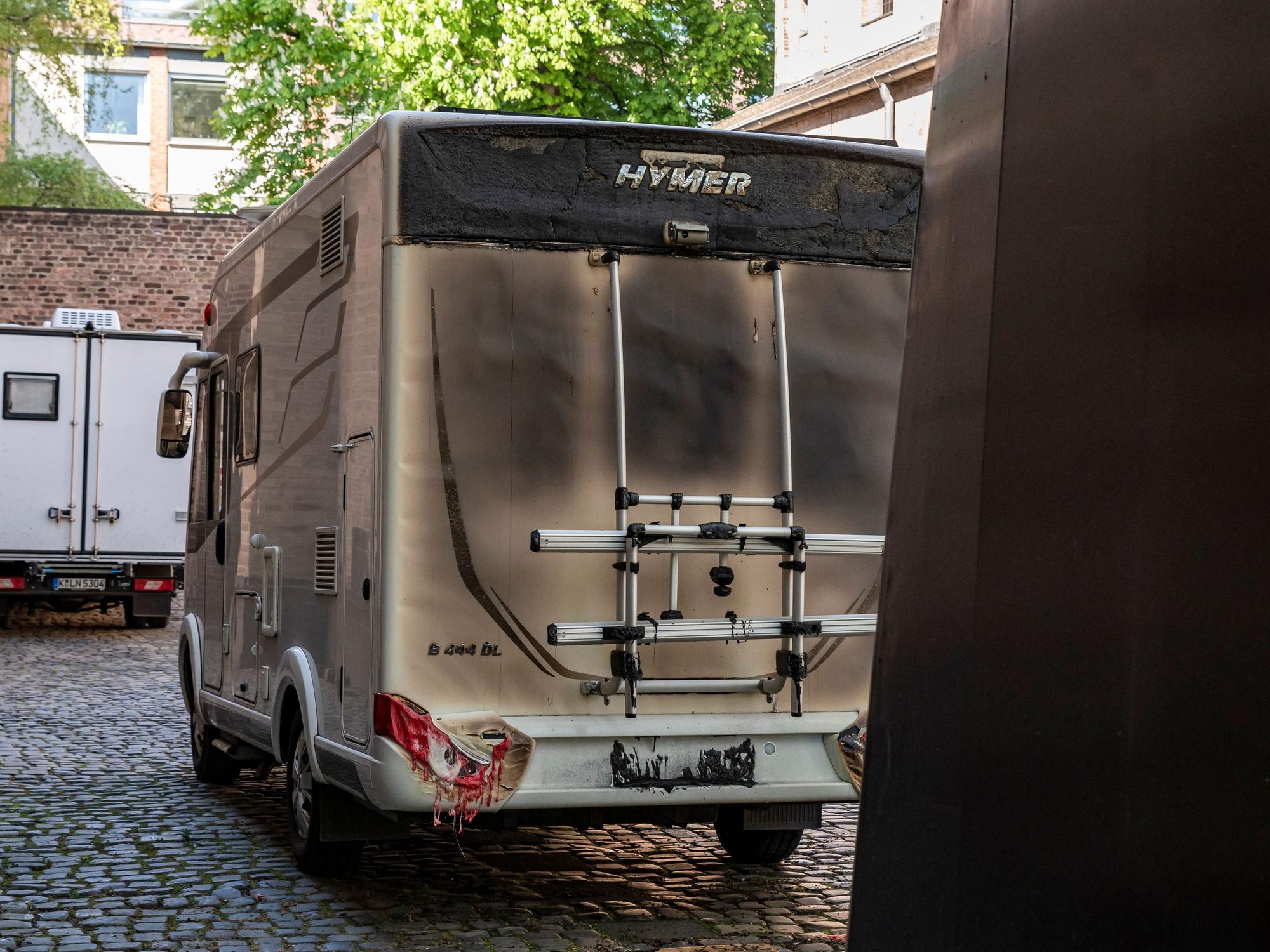 Ein brennendes Dixi-Klo sorgte am Mittwochmorgen für einen Feuerwehreinsatz in der Jabachstraße in der Kölner Innenstadt.