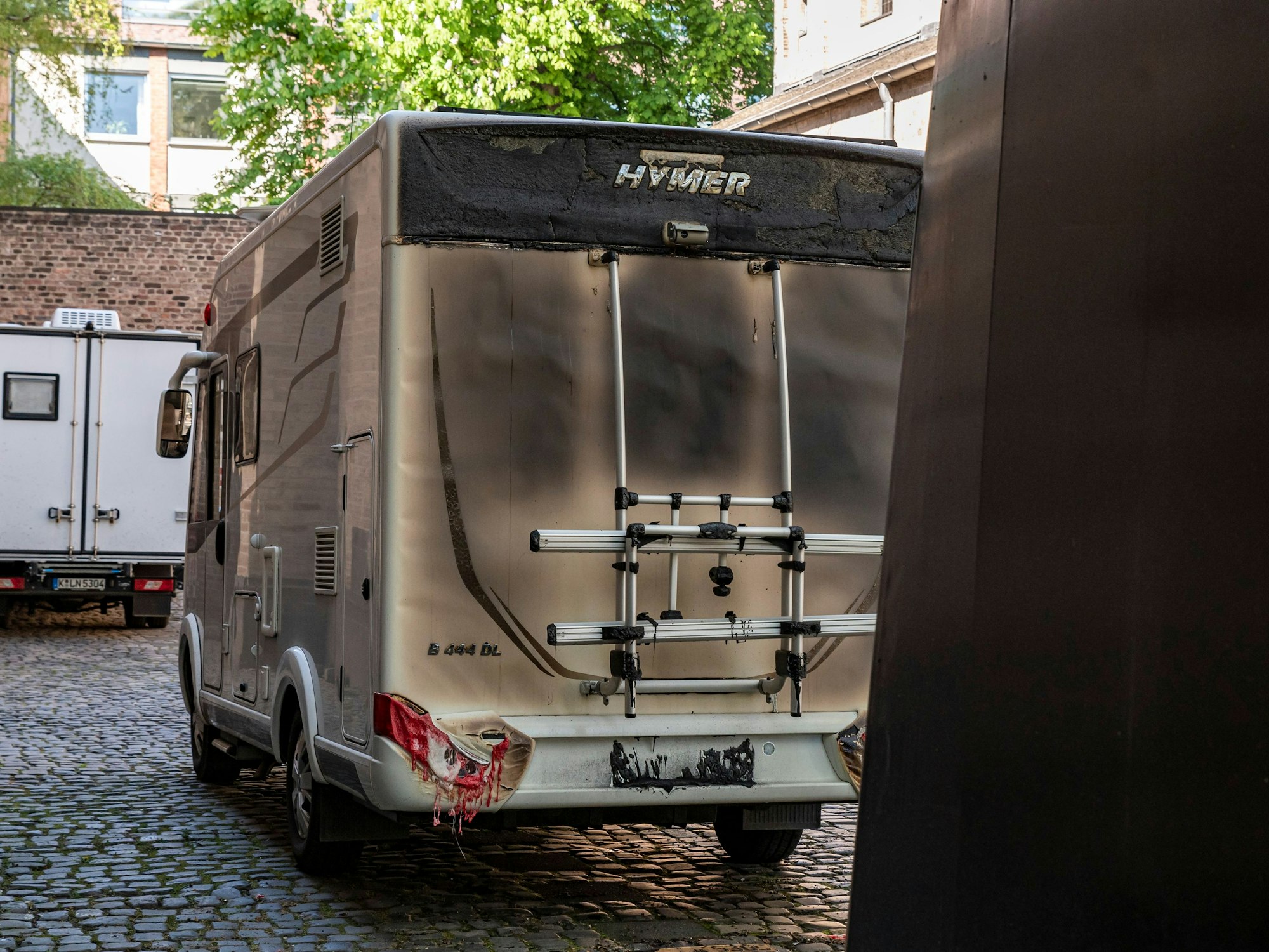 Ein brennendes Dixi-Klo sorgte am Mittwochmorgen für einen Feuerwehreinsatz in der Jabachstraße in der Kölner Innenstadt.