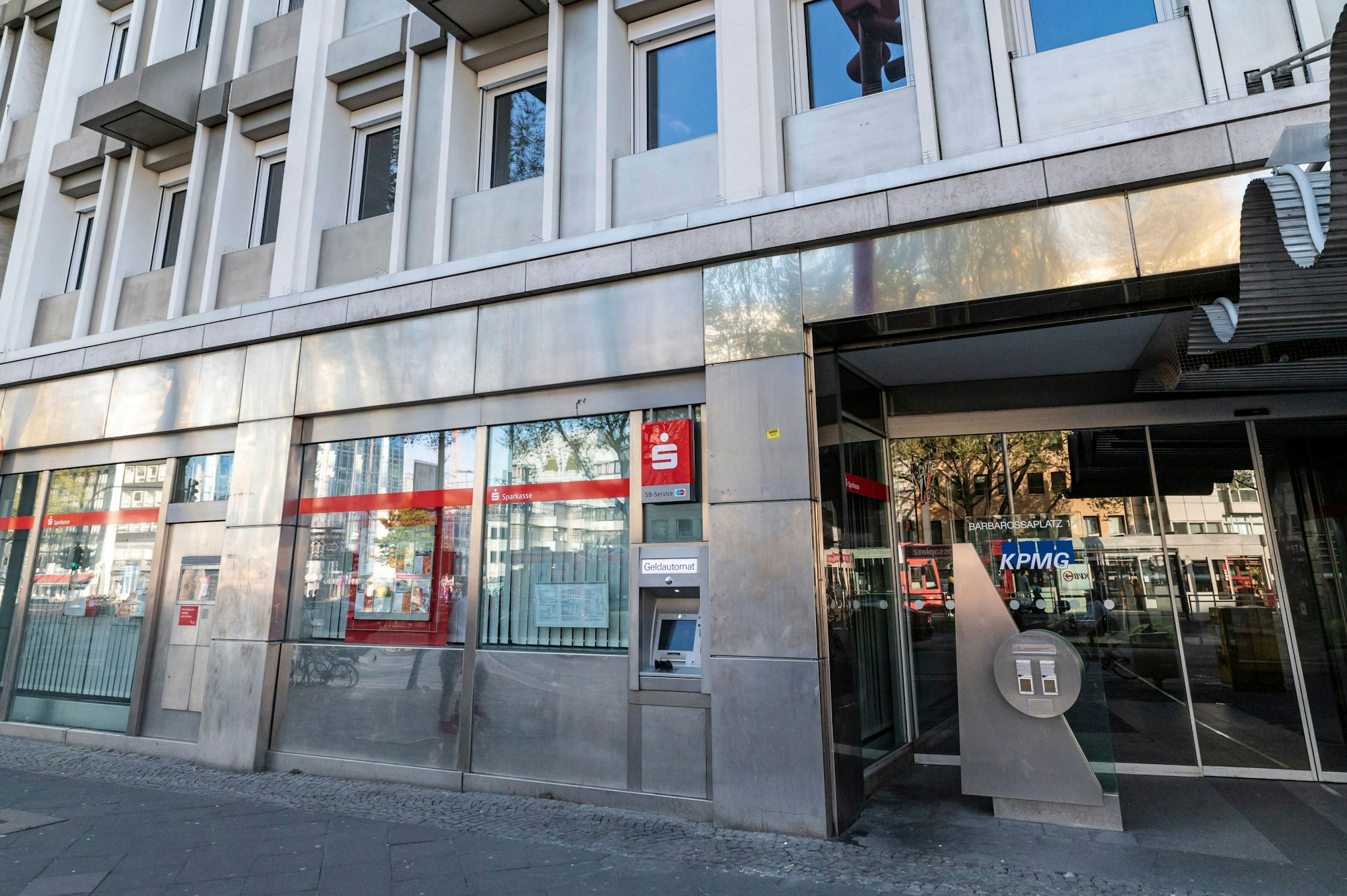 Filiale der Sparkasse Köln-Bonn am Barbarossaplatz in Köln.