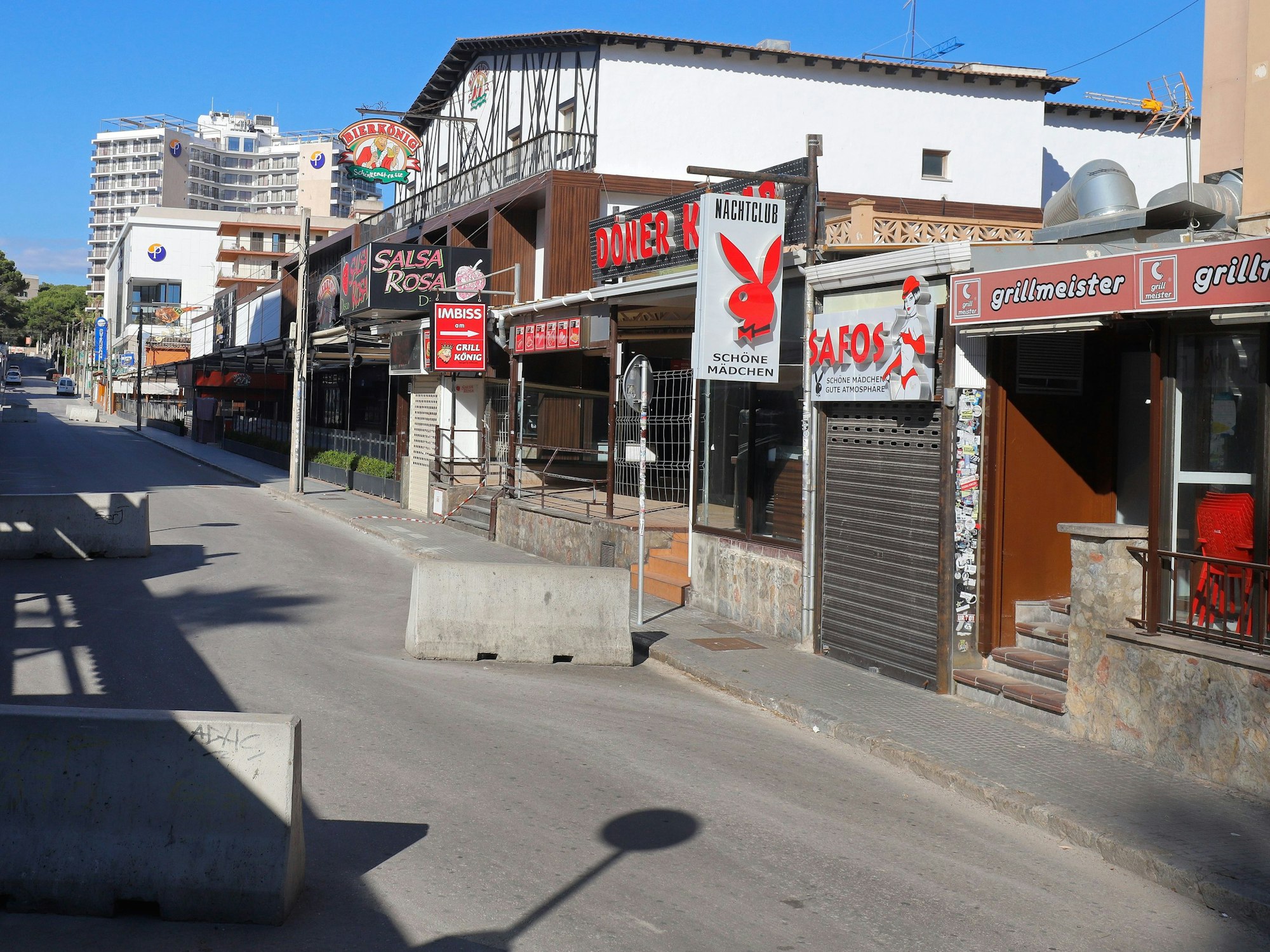 Leergefegte Straße: Der Bierkönig und die Bars nebenan waren während der Corona-Pandemie geschlossen.