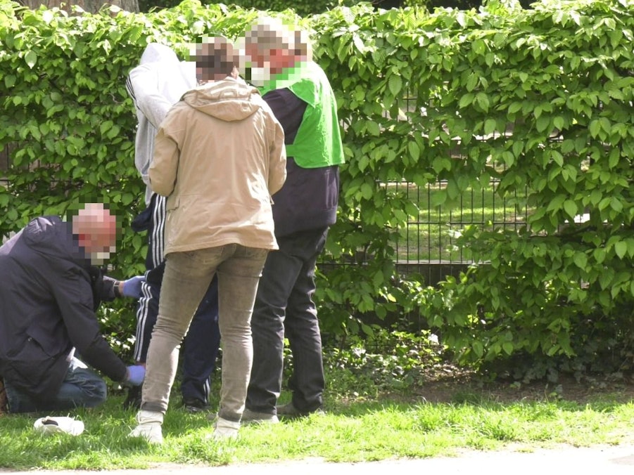 Festnahme in Nippes. Zwei Männer wurden von einem SEK festgenommen. Sie sollen in Bilderstöckchen auf einen 21-Jährigen geschossen haben.