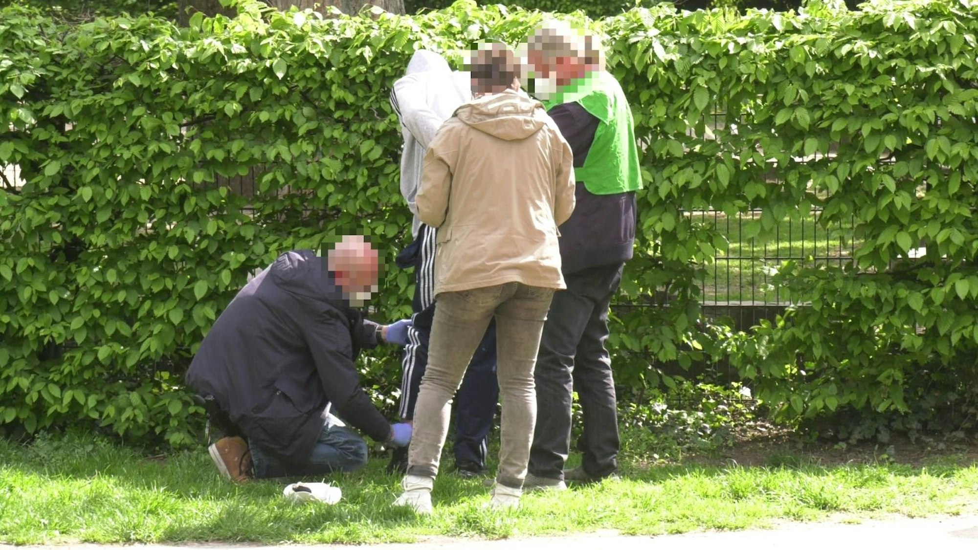 Festnahme in Nippes. Zwei Männer wurden von einem SEK festgenommen. Sie sollen in Bilderstöckchen auf einen 21-Jährigen geschossen haben.
