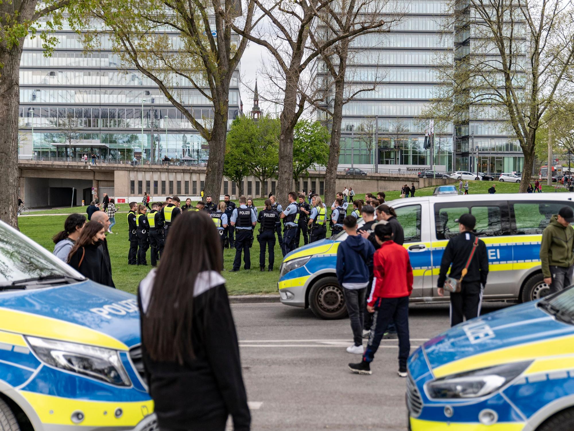 Viel Polizeipräsenz im Gebiet der Deutzer Kirmes.