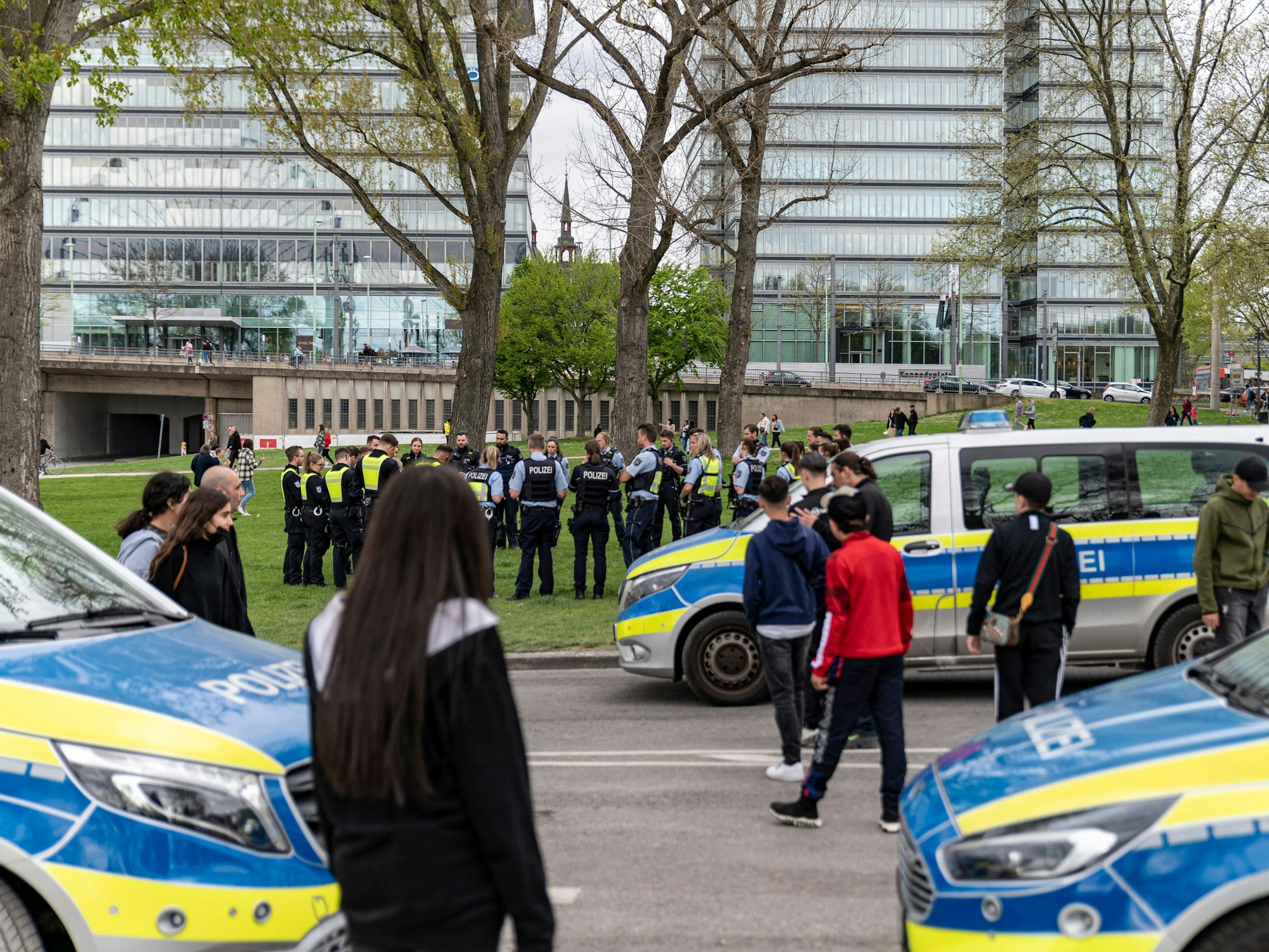 Viel Polizeipräsenz im Gebiet der Deutzer Kirmes.