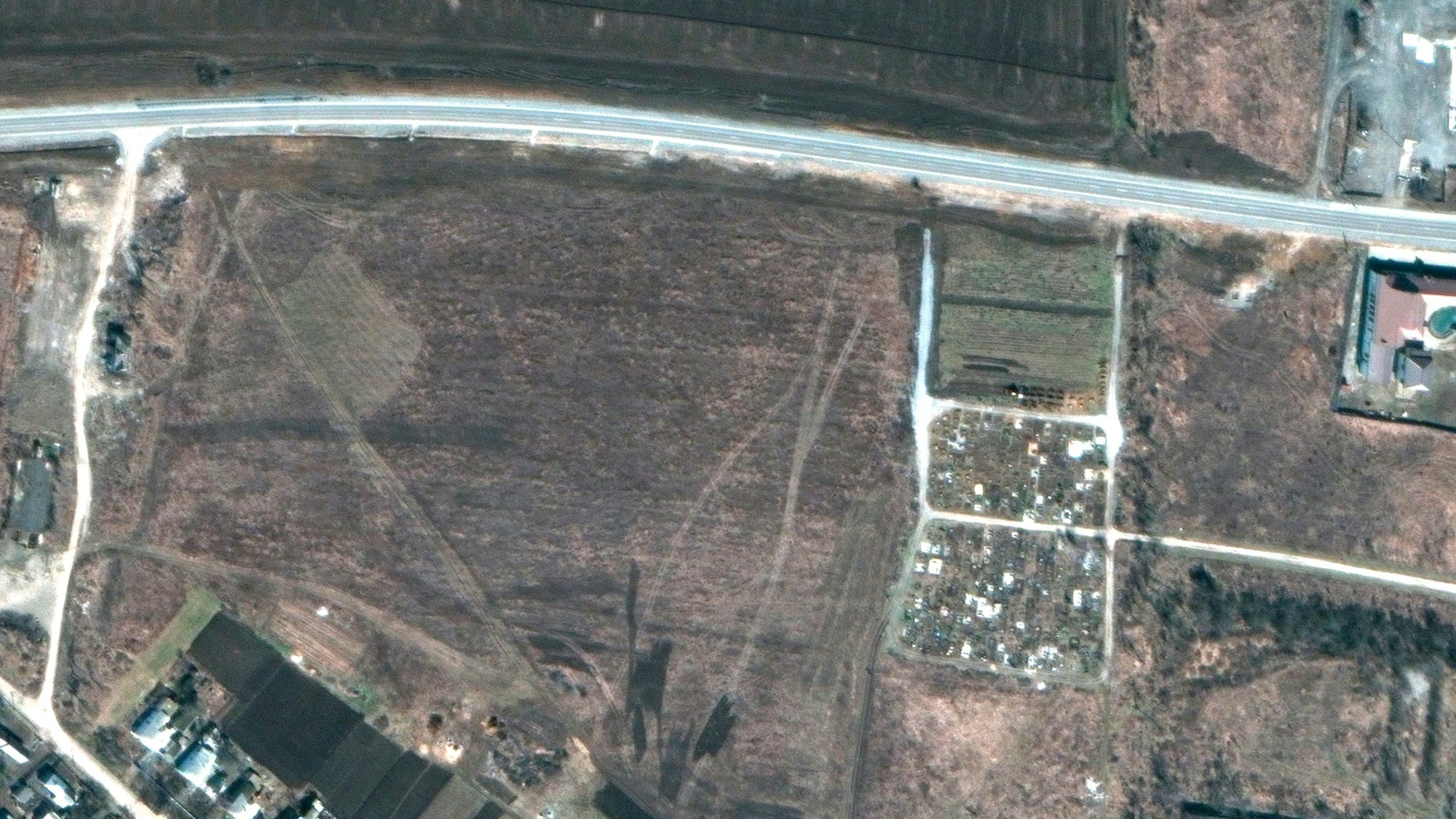 Dieses Satellitenfoto von Maxar zeigt dieselbe Gegend in Manhusch Mitte März: Hier fehlen die Massengräber. Das legt die Vermutung nahe, dass sie innerhalb weniger Tage ausgehoben worden sein müssen.