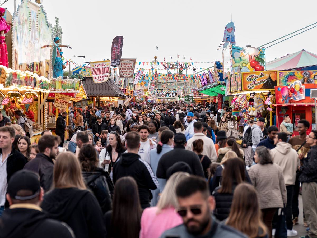 Besucher der Deutzer Kirmes