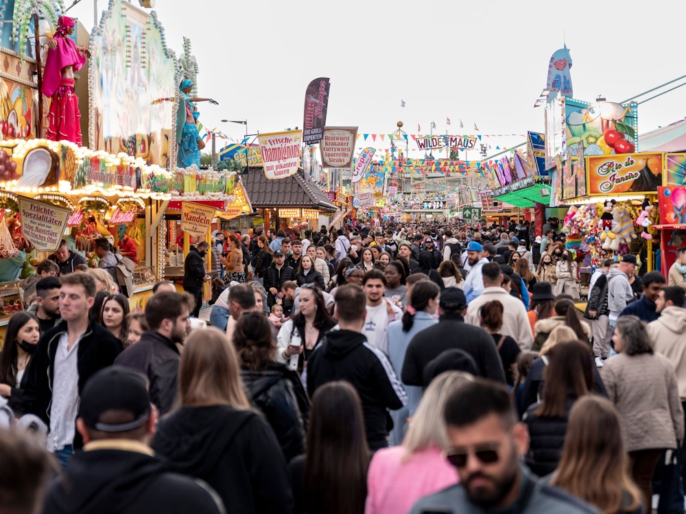 Besucher der Deutzer Kirmes