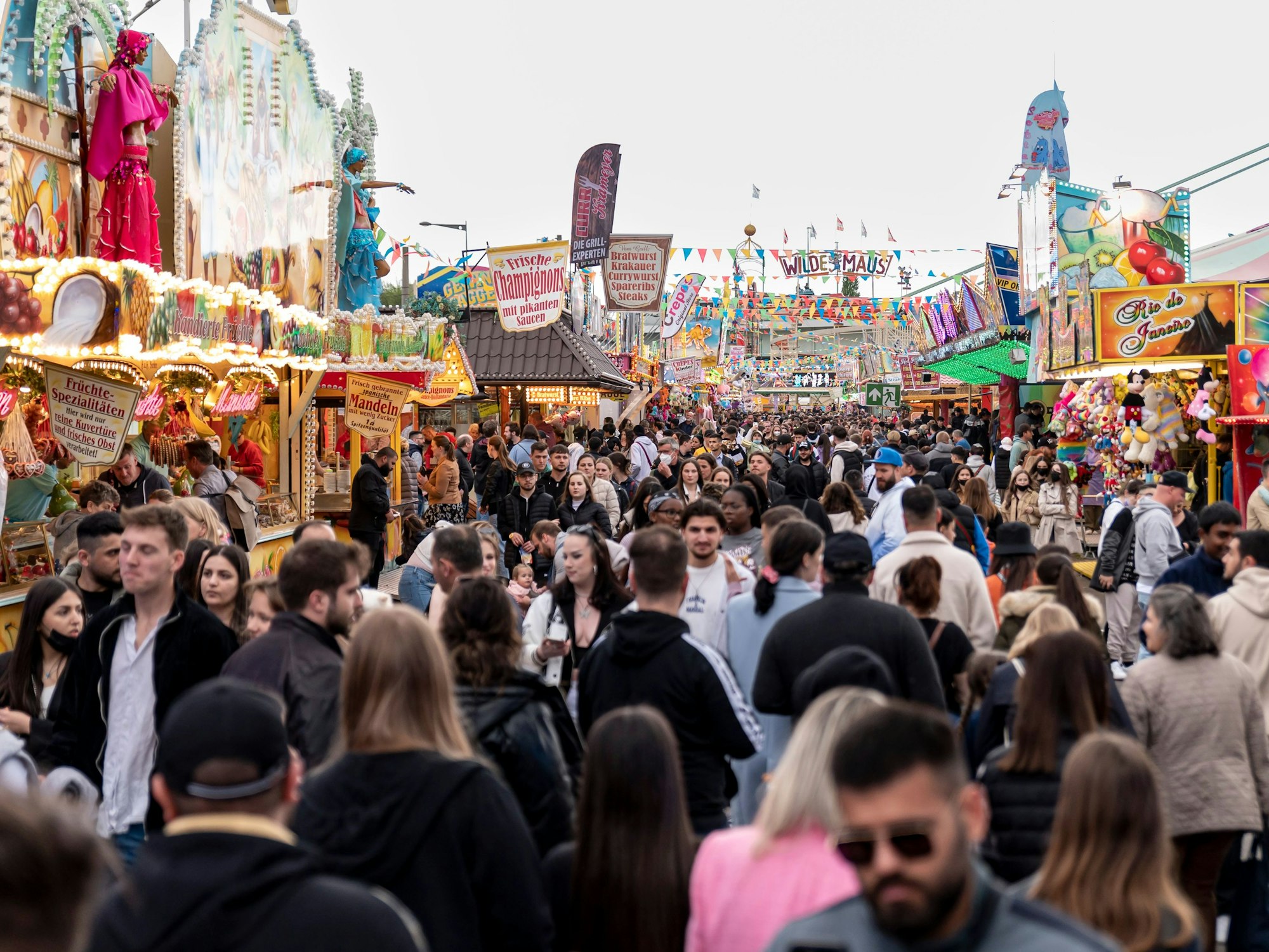 Menschen laufen über die Deutzer Kirmes.