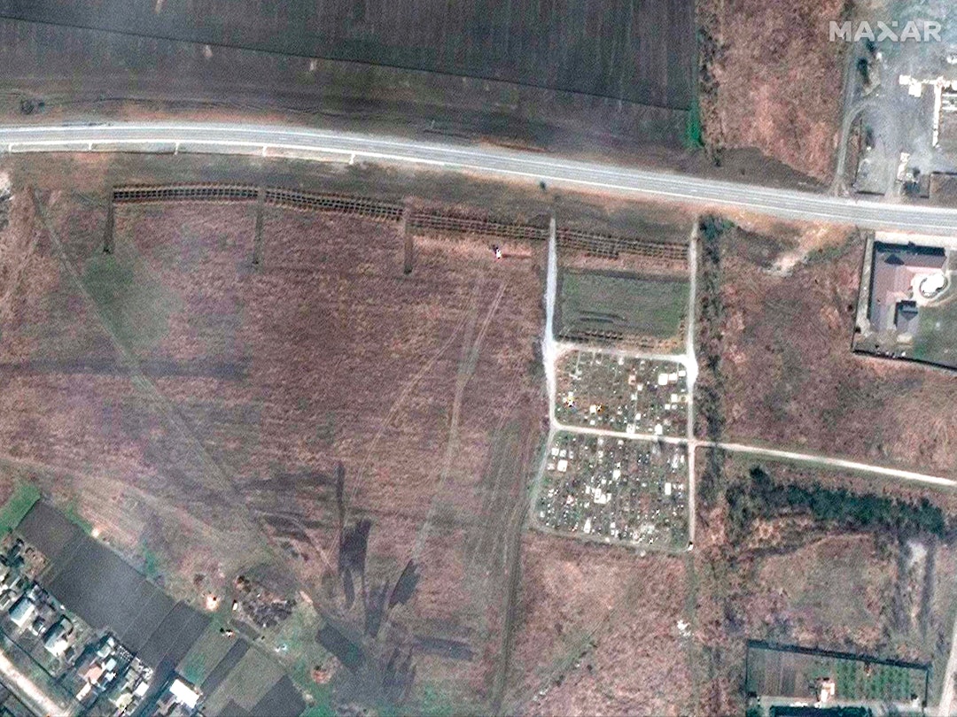 Das neue Satellitenfoto soll ein Massengrab in Manhusch (parallel zum Straßenverlauf) zeigen, das rund 20 Kilometer westlich von Mariupol liegt. Es wurde am 21. April veröffentlicht.