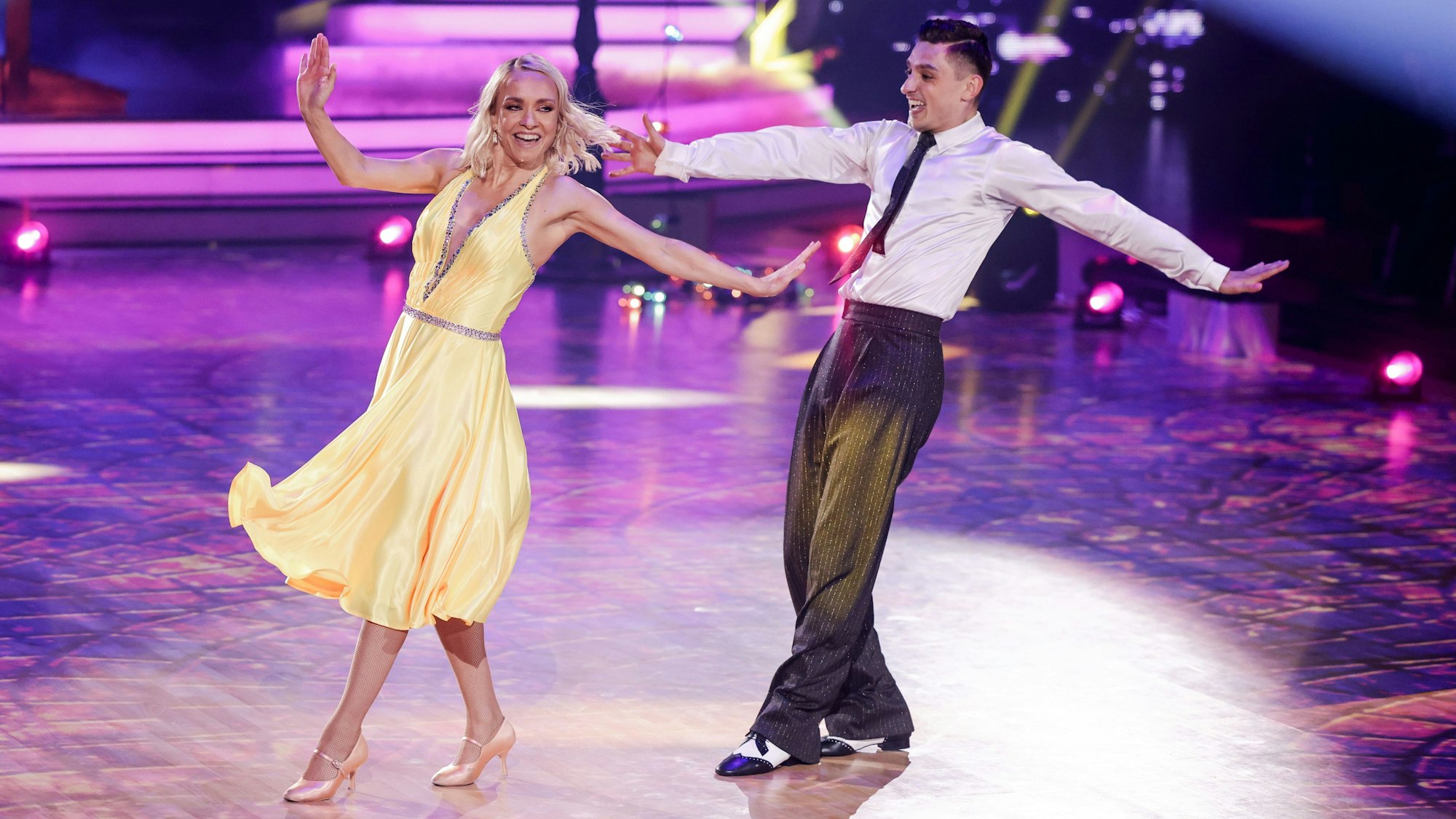 22.04.2022, Nordrhein-Westfalen, Köln: Janin Ullmann, Schauspielerin, und Zsolt Sandor Cseke, Profitänzer, tanzen in der RTL-Tanzshow «Let's Dance» im Coloneum.