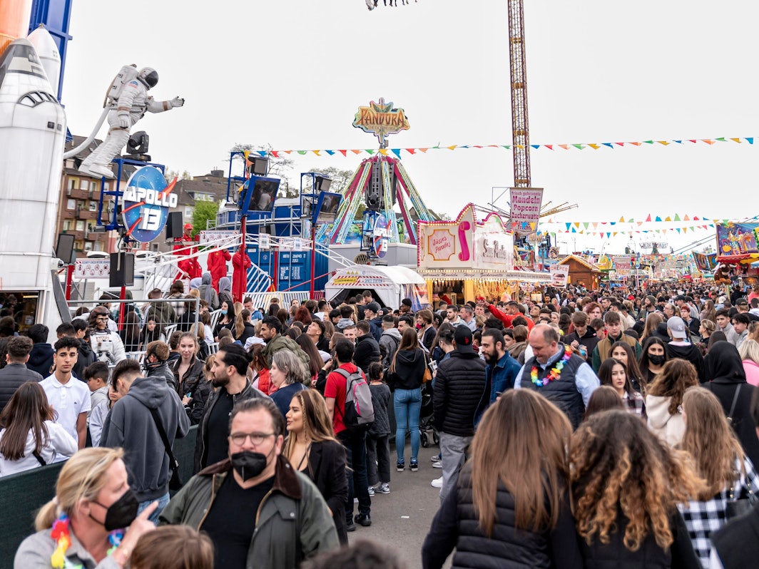 Menschenmenge spaziert auf der Deutzer Kirmes in Köln.