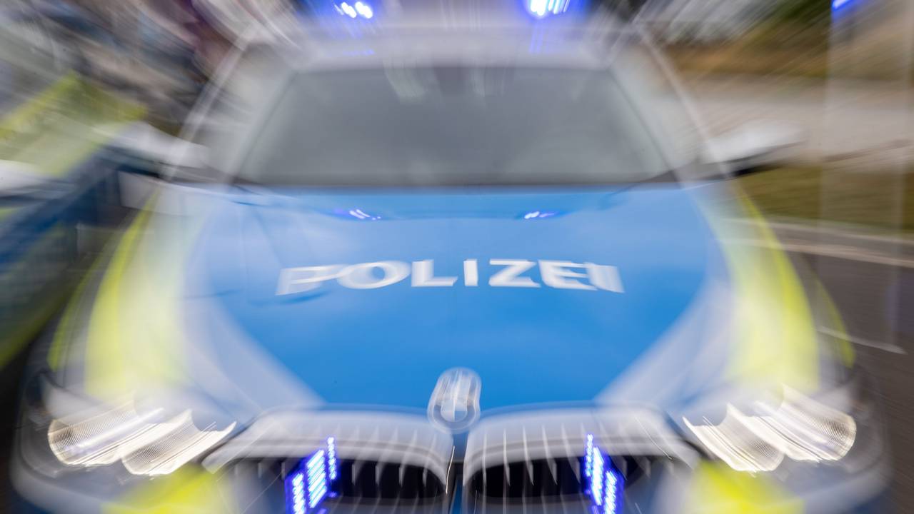 Blaulicht an einem Polizeifahrzeug.