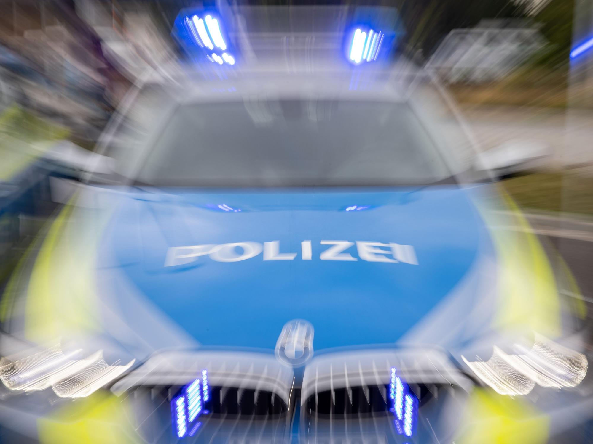 Blaulicht an einem Polizeifahrzeug.