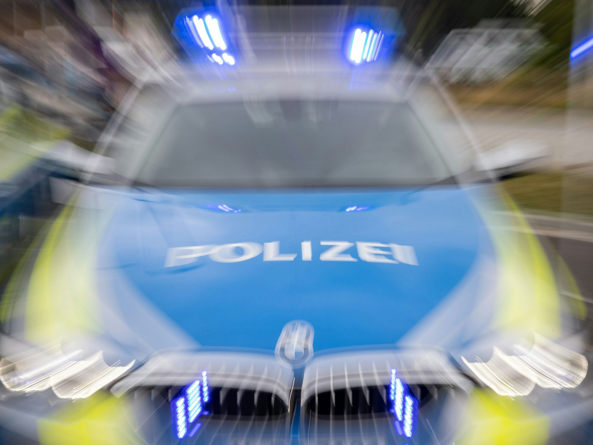Blaulicht an einem Polizeifahrzeug.