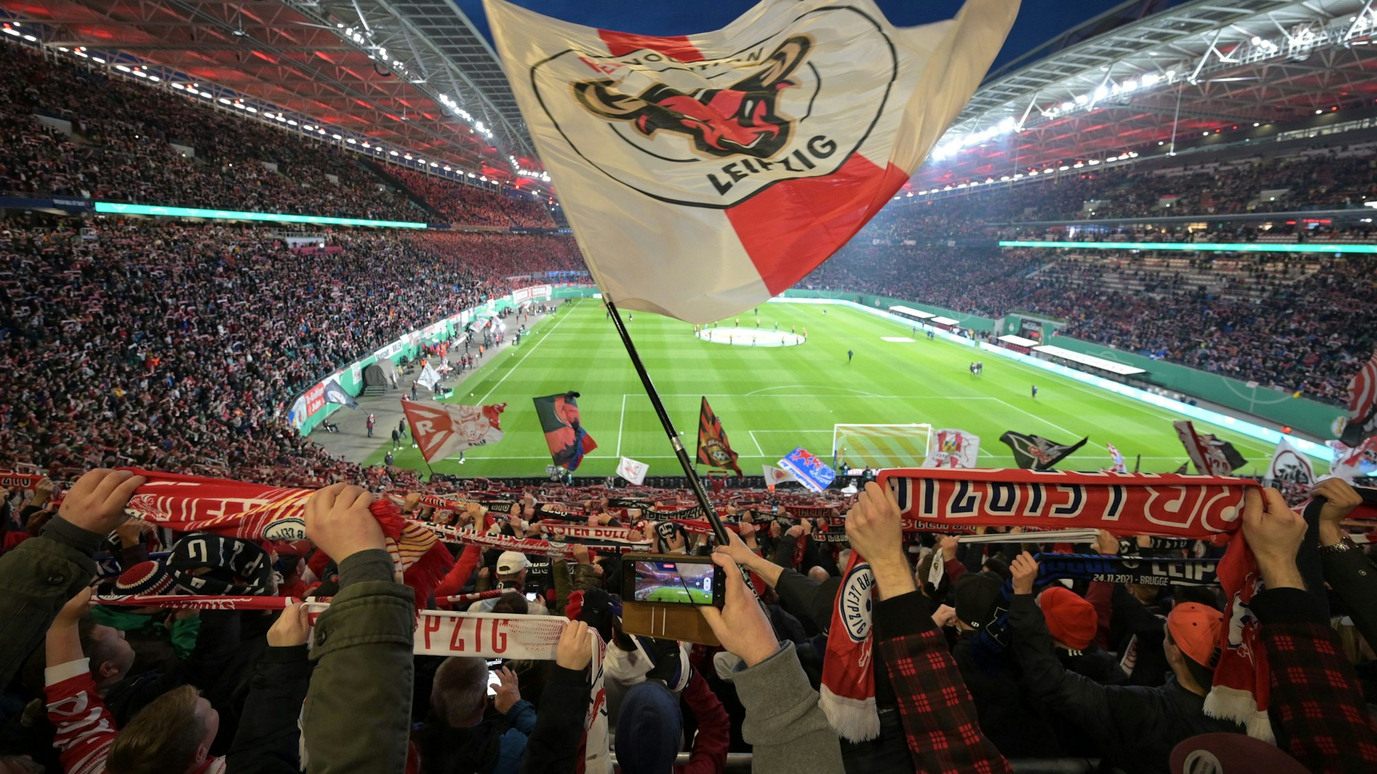 Red Bull Arena: Blick in das voll besetzte Stadion.