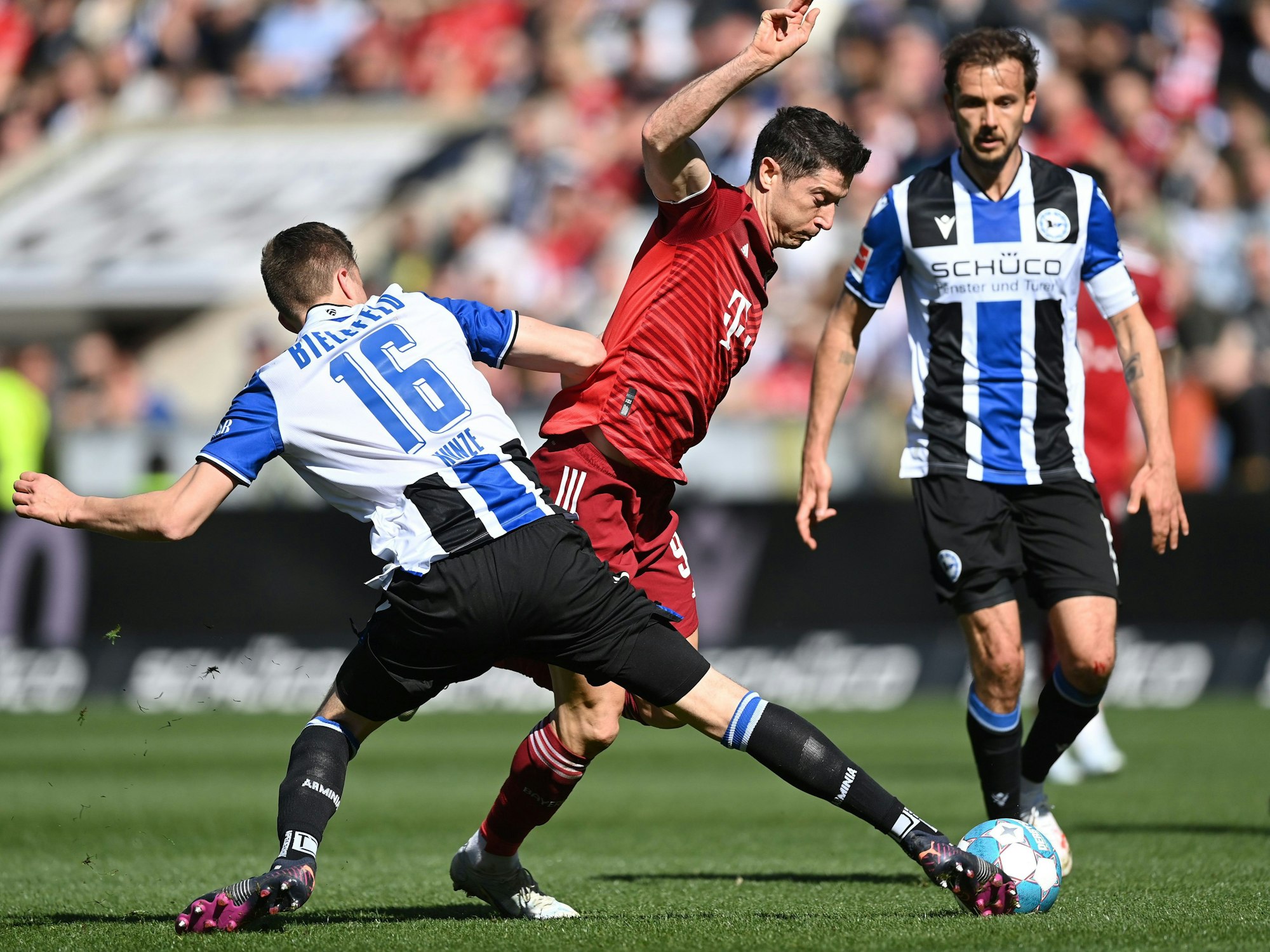 Arminia-Profi Fabian Kunze im Zweikampf mit Bayern-Star Robert Lewandowski.