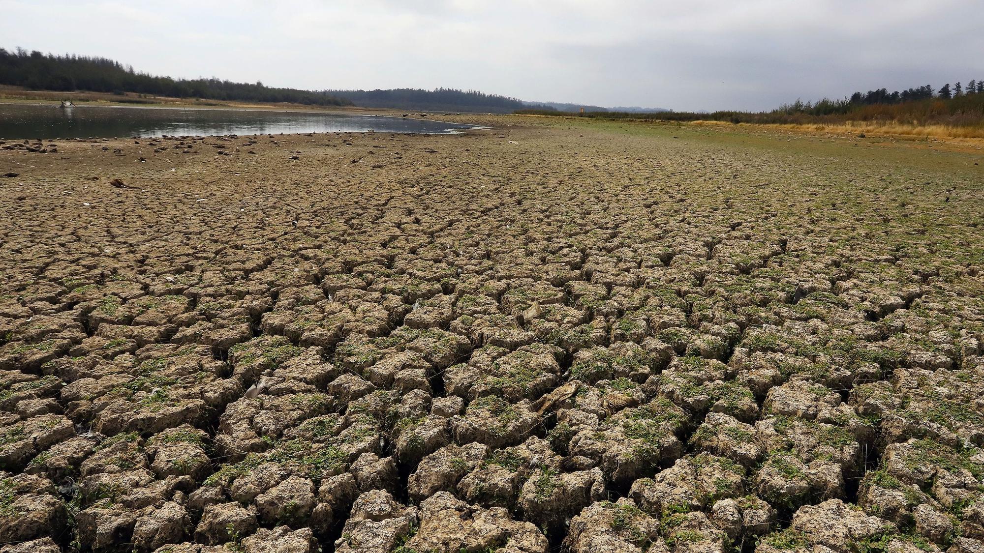 Trockene Fläche des Sees Penuelas 17. März 2022, der heute 8003 Kubikmeter Wasser verzeichnete. Das entspricht 0,01 Prozent seines ehemaligen Volumens.