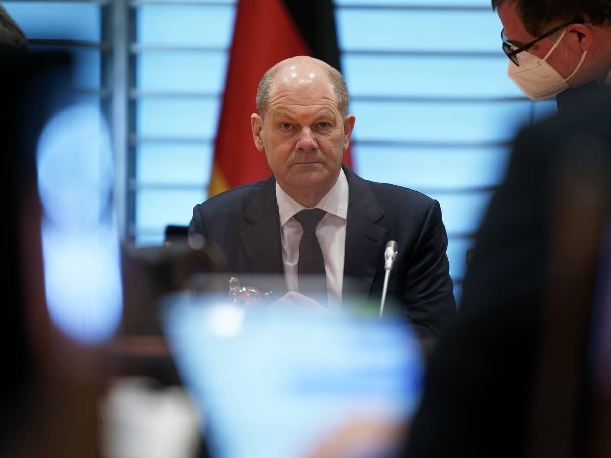 Bundeskanzler Olaf Scholz (SPD, hier am 13. April im Bundeskabinett) kündigte weitere Waffenlieferung an Ukraine an.