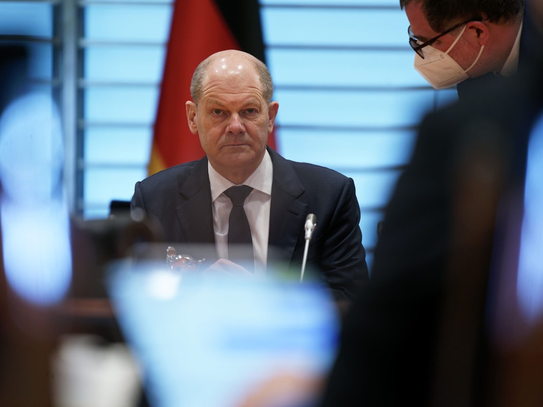 Bundeskanzler Olaf Scholz (SPD, hier am 13. April im Bundeskabinett) kündigte weitere Waffenlieferung an Ukraine an.