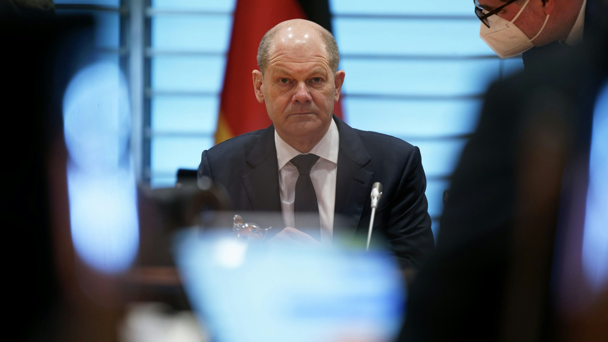 Bundeskanzler Olaf Scholz (SPD, hier am 13. April im Bundeskabinett) kündigte weitere Waffenlieferung an Ukraine an.