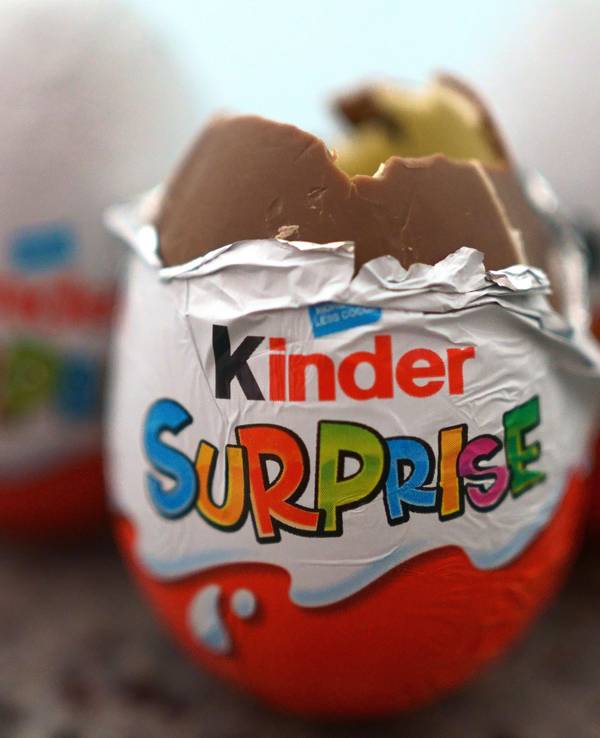 Drei britische Varianten der Kinder-Überraschungseier liegen auf einem Tisch. Das Salmonellen-Problem war Ferrero wohl seit Monaten bekannt.