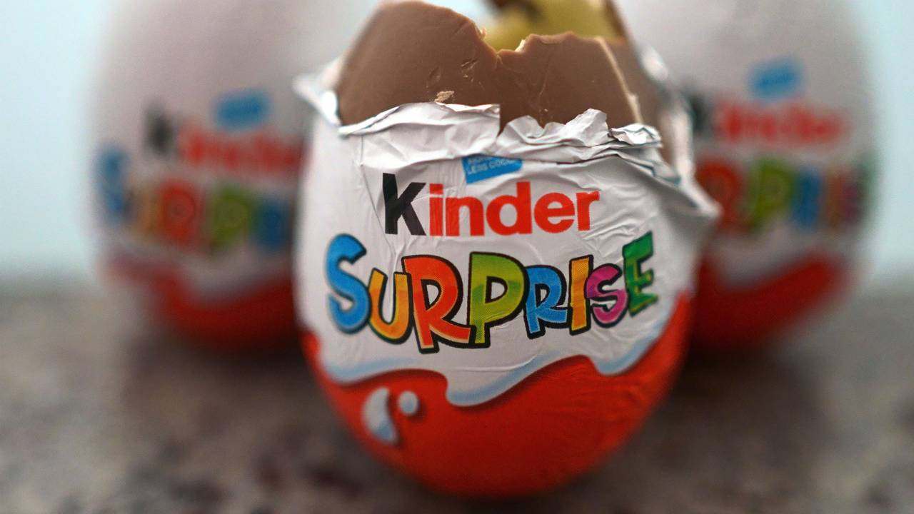 Drei britische Varianten der Kinder-Überraschungseier liegen auf einem Tisch. Das Salmonellen-Problem war Ferrero wohl seit Monaten bekannt.