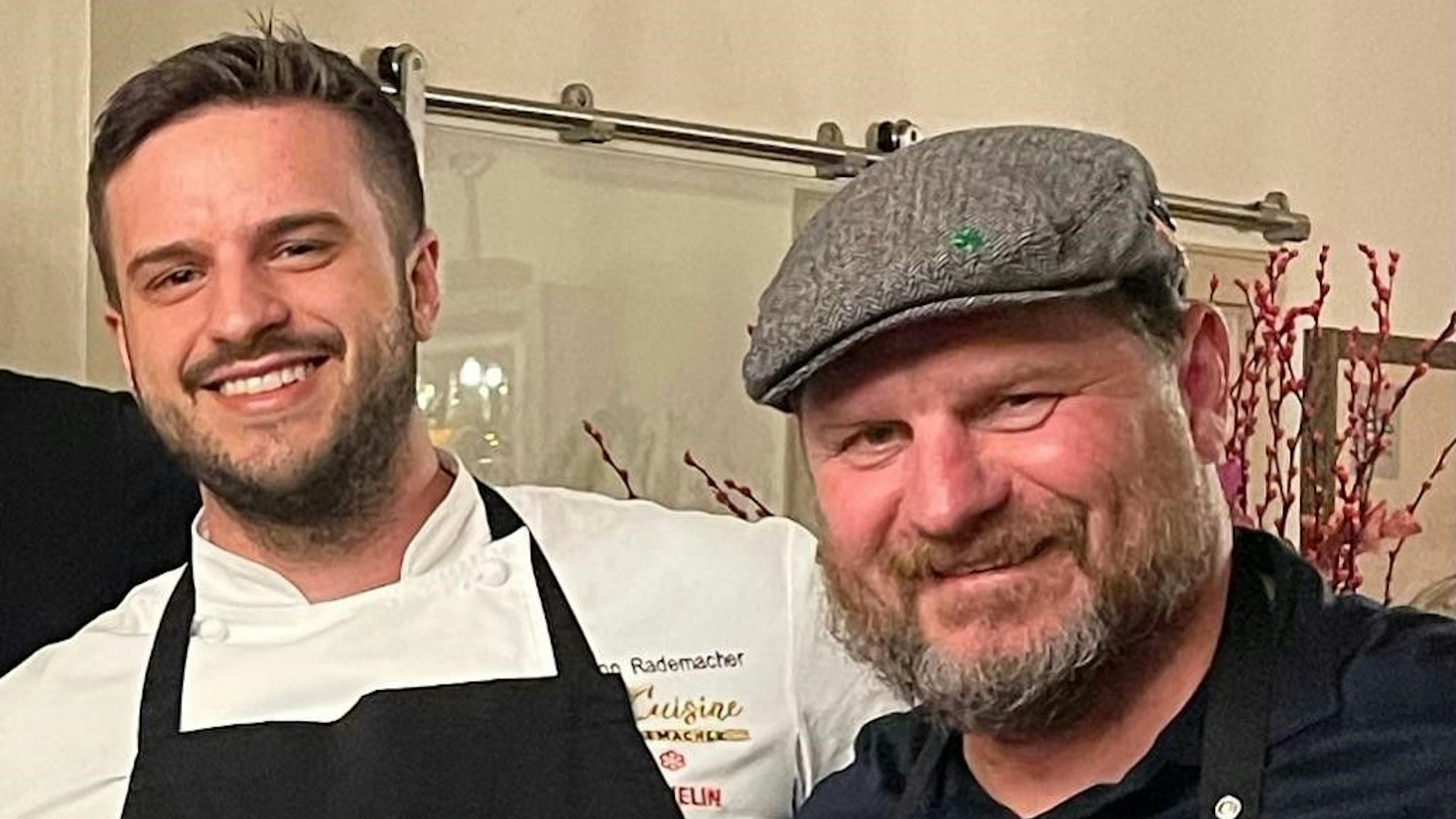 Koch Marlon Rademacher (l.) am Donnerstag (21. April) mit FC-Coach Steffen Baumgart im La Cuisine Rademacher in Köln-Dellbrück