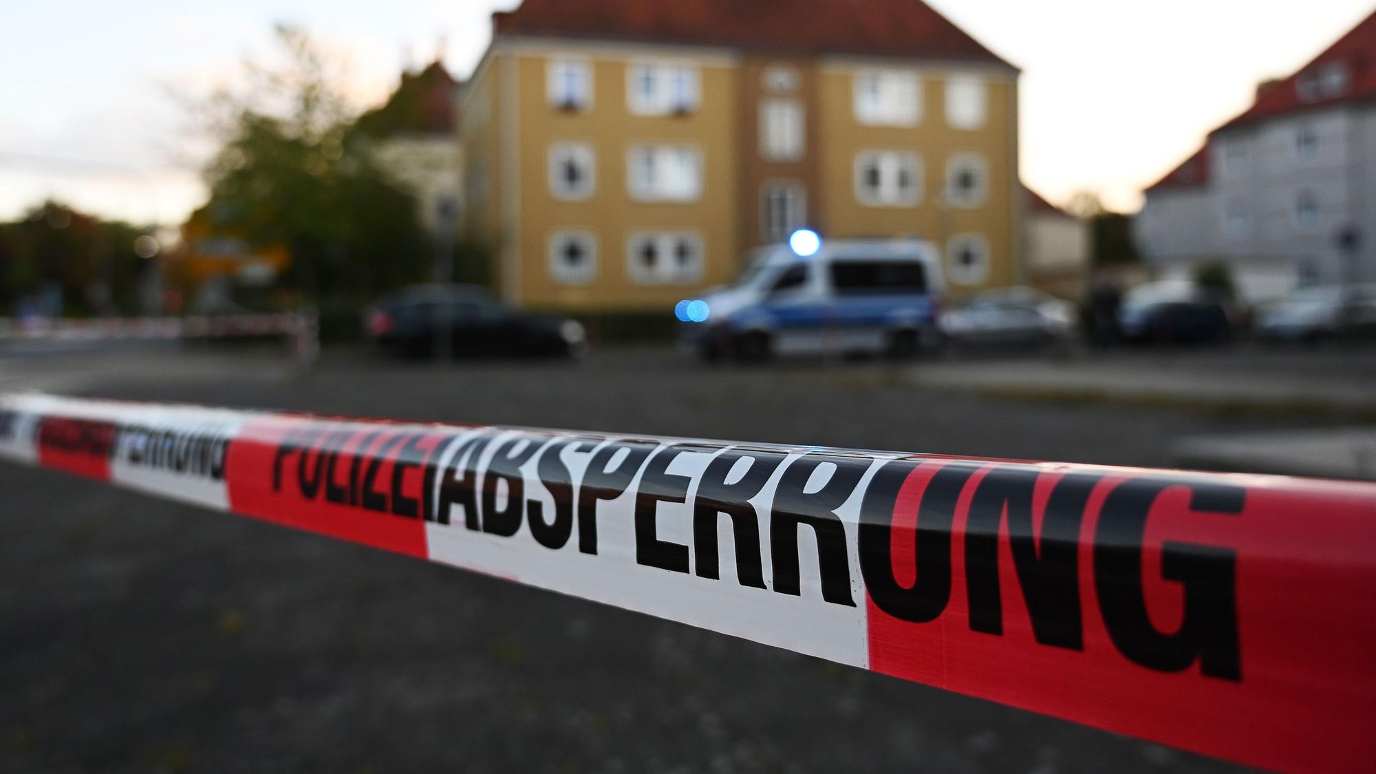 Absperrband der Polizei vor einem Haus.