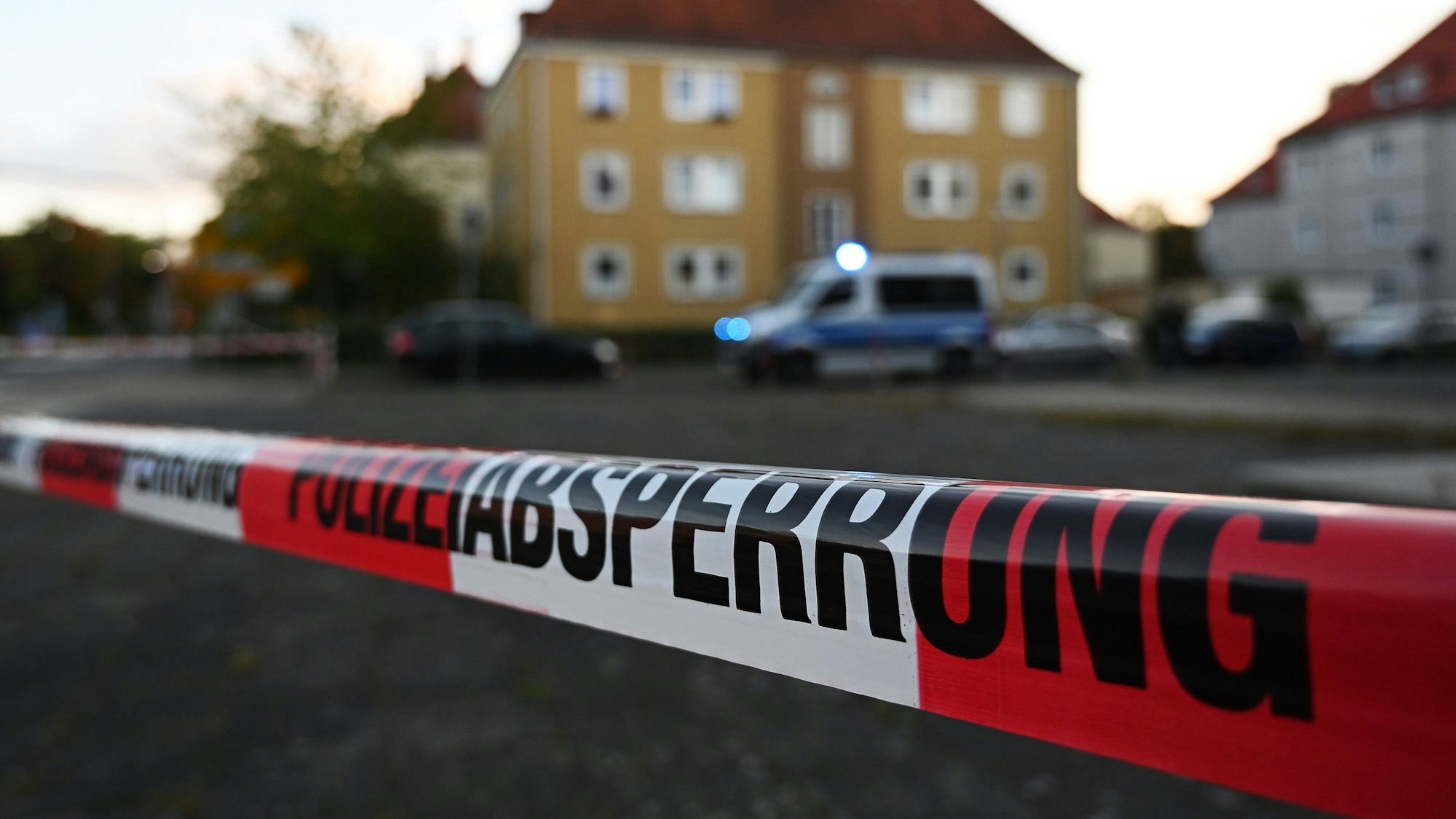 Absperrband der Polizei vor einem Haus.